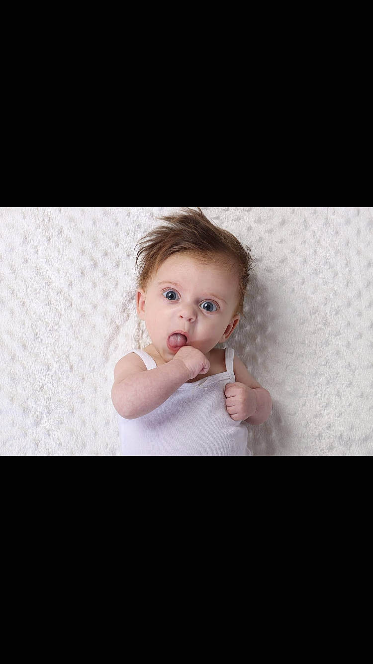 Alba participe au concours pour gagner de l'argent avec cette photo : baby, baby_toddler_clothing, cheek, child, eye, eyelash, face, fashion_accessory, flash_photography, fur, gesture, happy, iris, lip, neck, nose, person, portrait_photography, sitting, sleeve