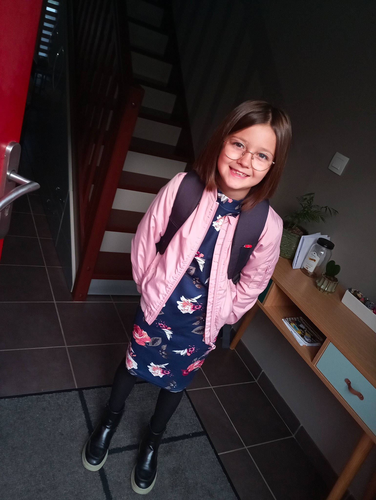 Giuna a rejoint le concours — aidez-le/la à gagner de superbes lots ! bag, blazer, collar, electric_blue, fashion_design, flash_photography, formal_wear, happy, human_leg, joy, luggage_and_bags, magenta, person, plaid, scarf, sleeve, smile, stairs, standing, thigh