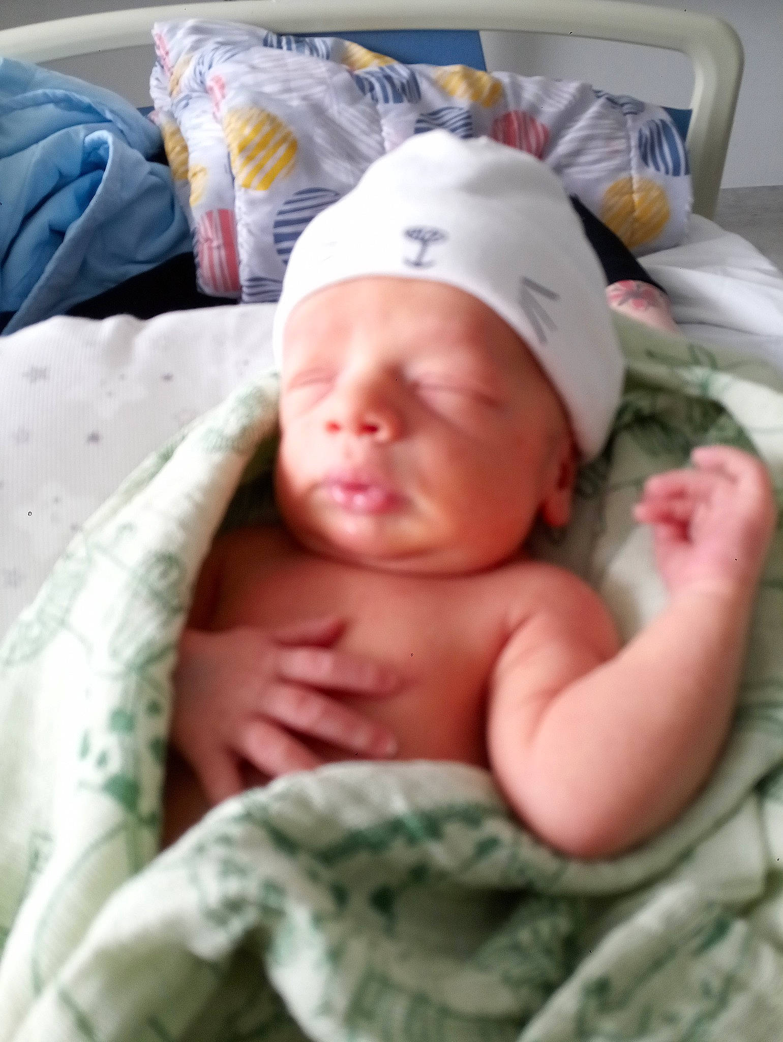 Gaby a rejoint le concours — aidez-le/la à gagner de superbes lots ! baby, baby_products, baby_safety, baby_sleeping, baby_toddler_clothing, bed, bedding, bedtime, cap, child, comfort, face, finger, linens, mouth, nap, person, room, skin, thumb