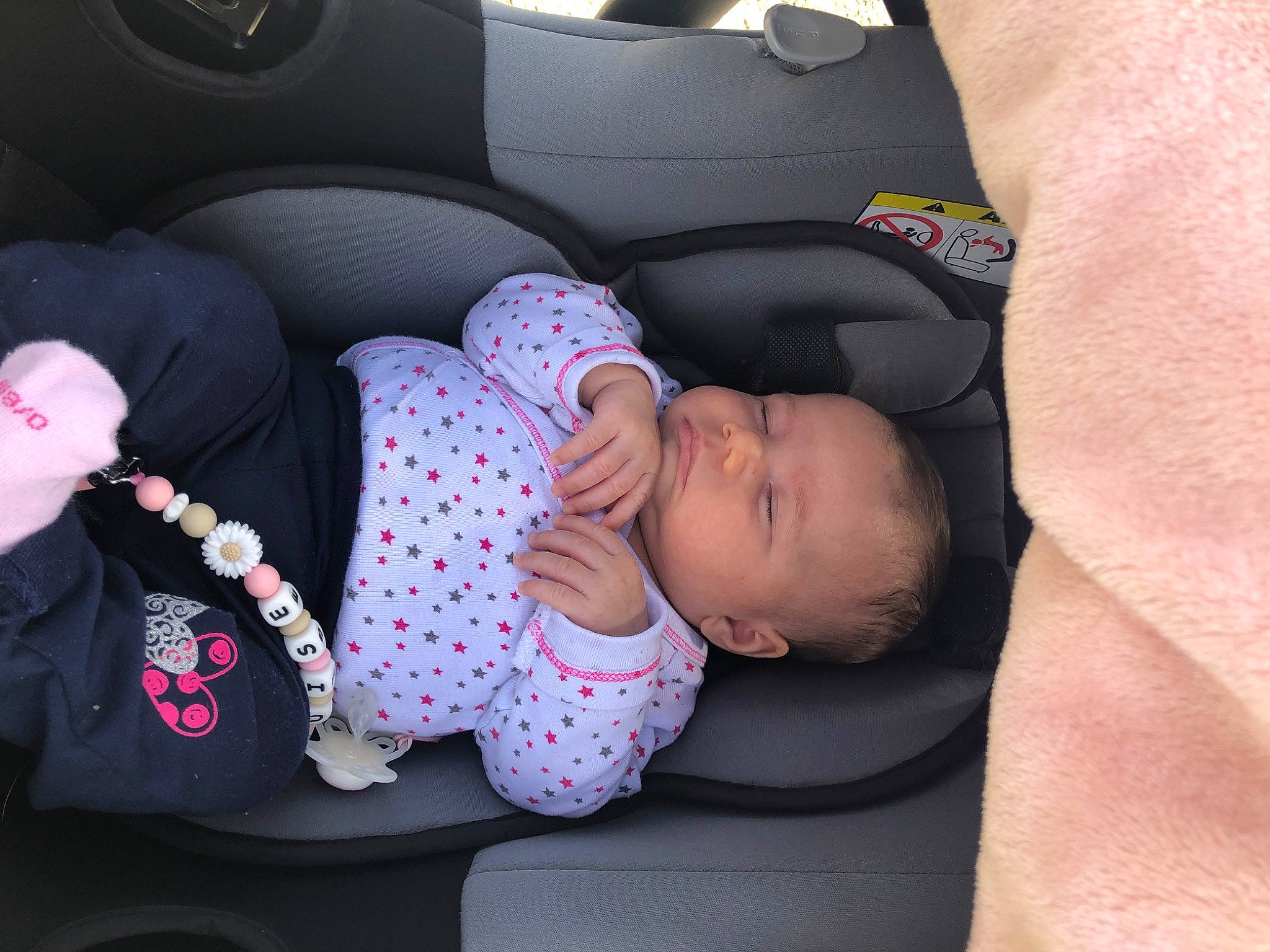 Louise participe au concours pour gagner de l'argent avec cette photo : auto_part, baby, baby_carriage, baby_in_car_seat, baby_products, baby_sleeping, baby_toddler_clothing, car, car_seat, car_seat_cover, child, comfort, family_car, head_restraint, luxury_vehicle, motor_vehicle, person, seat_belt, sitting, toddler