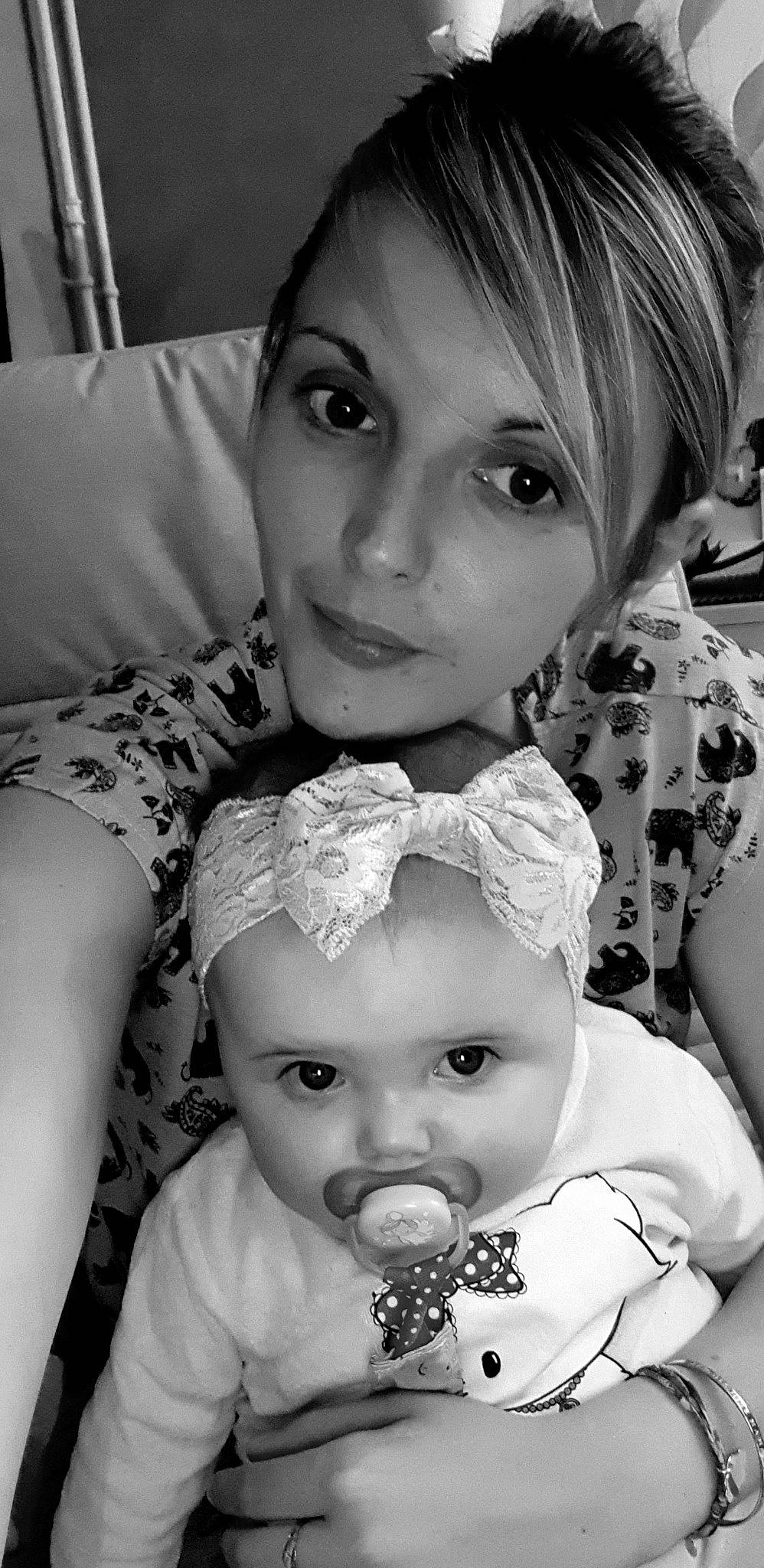 Léane participe au concours pour gagner de l'argent avec cette photo : black, cheek, chin, eye, eyebrow, eyelash, facial_expression, forehead, hair, hairstyle, head, human, lip, mouth, nose, organ, person, photograph, skin, smile