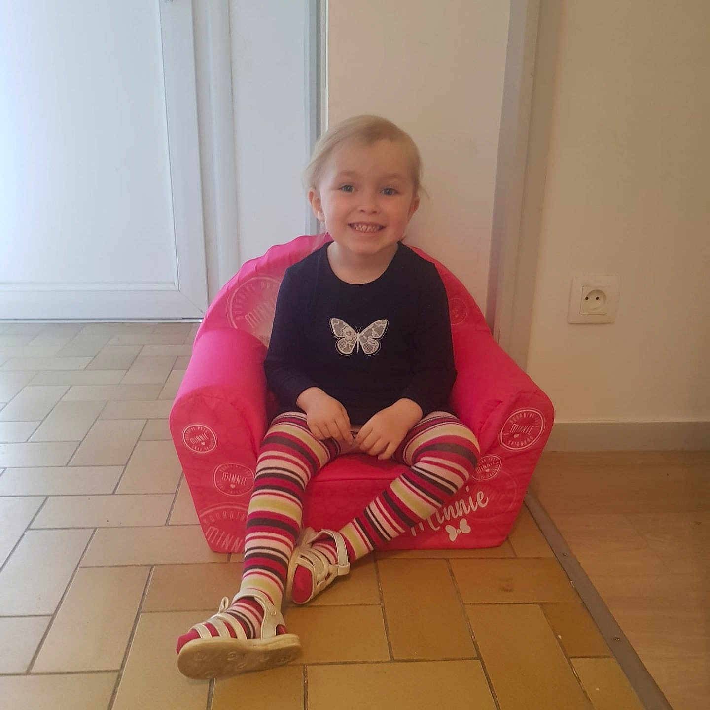 Angèle participe au concours pour gagner de l'argent avec cette photo : architecture, ball, building, chair, clothing, cushion, face, football, furniture, head, homedecor, indoors, pants, person, photography, portrait, sitting, soccer, soccerball, sport