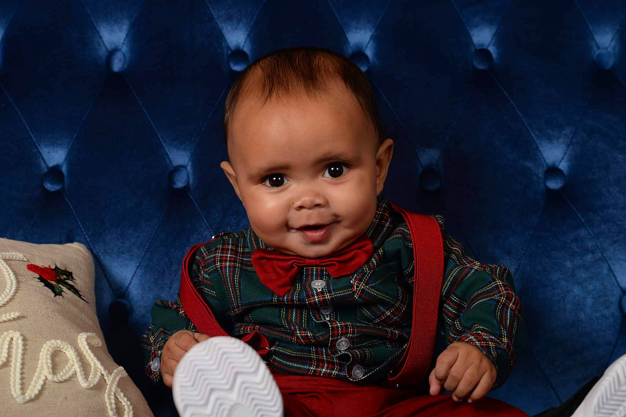 Carl is registered to the contest to win money with this photo: baby, baby_toddler_clothing, cheek, child, cloud, flash_photography, fun, happy, joy, laugh, nose, pattern, person, portrait, portrait_photography, sitting, skin, sleeve, smile, space