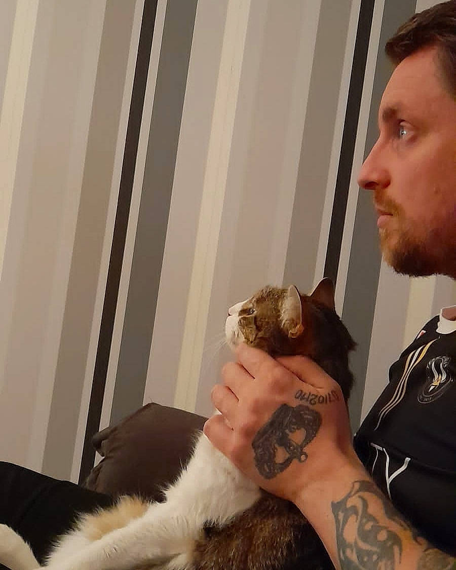 Holy participe au concours pour gagner de l'argent avec cette photo : arm, beard, carnivore, cat, comfort, ear, elbow, eye, eyelash, facial_hair, fawn, felidae, finger, hand, human_body, joint, neck, shoulder, small_to_medium_sized_cats, whiskers