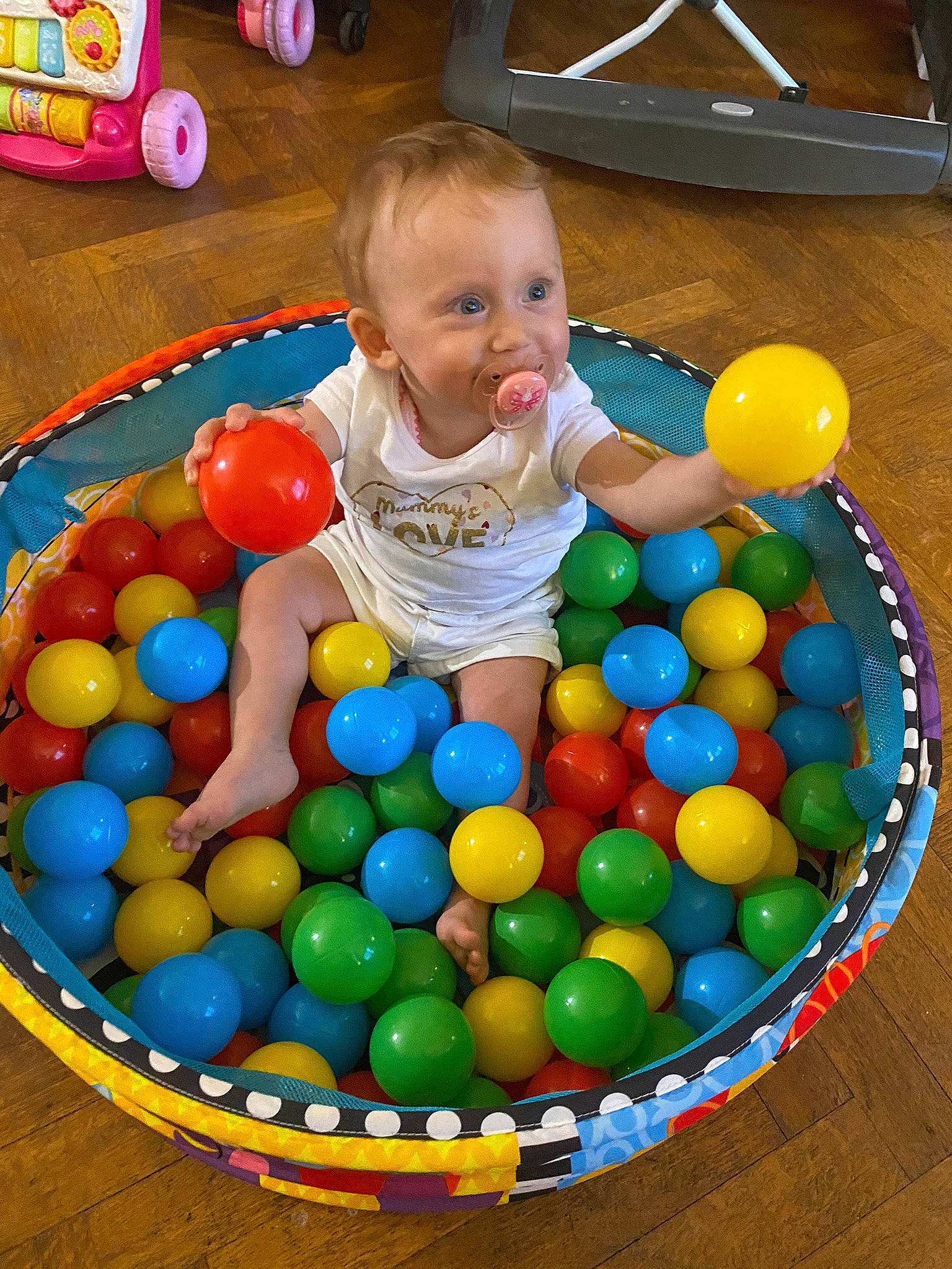 Isalyne a rejoint le concours — aidez-le/la à gagner de superbes lots ! baby, ball, ball_pit, child, circle, event, fun, leisure, person, plastic, play, recreation, sharing, smile, sports_toy, sweetness, toddler, toy, yellow