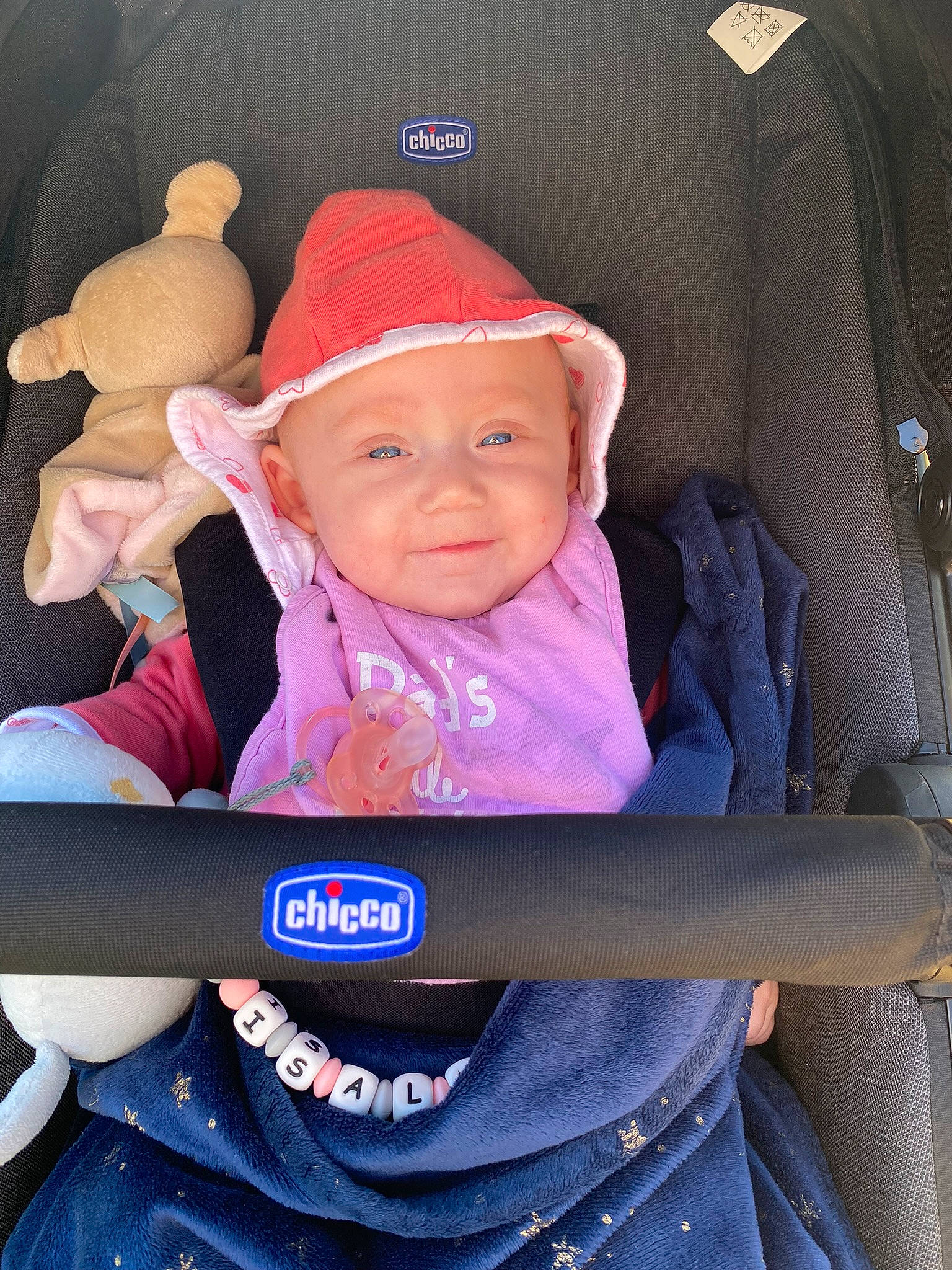 Isalyne participe au concours pour gagner de l'argent avec cette photo : baby, baby_carriage, baby_products, baby_safety, baby_toddler_clothing, cap, car_seat, cheek, child, clothing, comfort, electric_blue, face, fun, headwear, magenta, person, product, purple, sitting