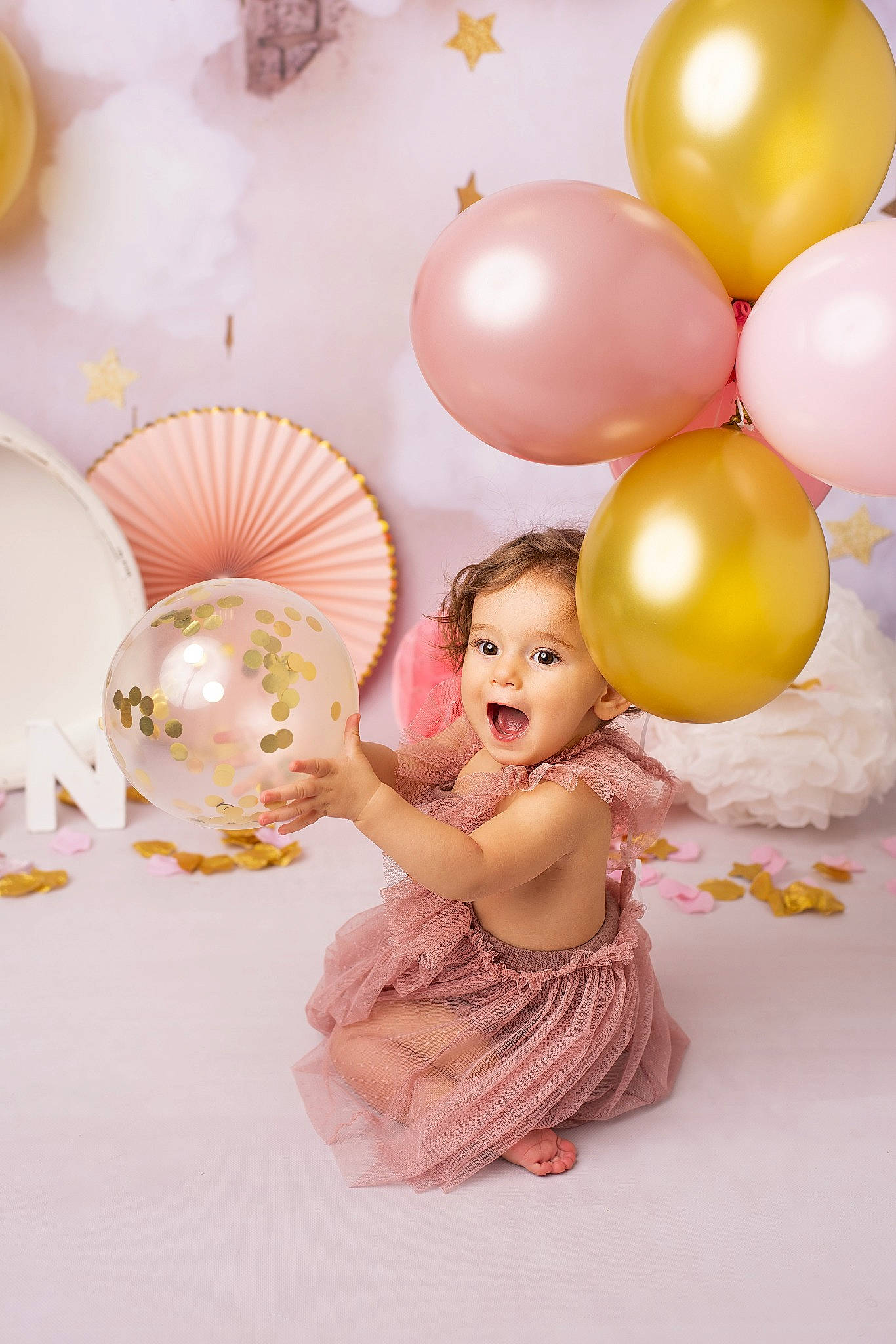 Lilia a rejoint le concours — aidez-le/la à gagner de superbes lots ! art, balloon, child, dress, event, facial_expression, fun, happy, headpiece, magenta, mythical_creature, party, party_supply, peach, person, pink, product, room, sweetness, textile