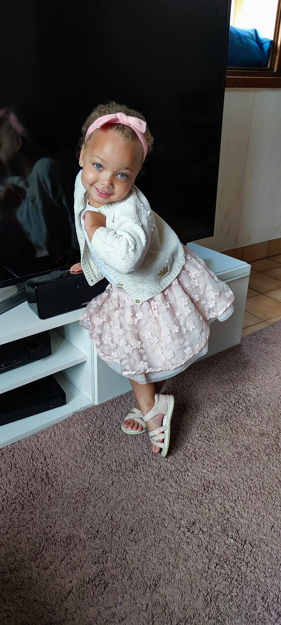 Rihanna participe au concours pour gagner de l'argent avec cette photo : baby, baby_toddler_clothing, bridal_accessory, child, day_dress, dress, embellishment, fashion_design, flash_photography, flooring, formal_wear, hairstyle, happy, head, human_leg, joy, person, pink, sandal, skin