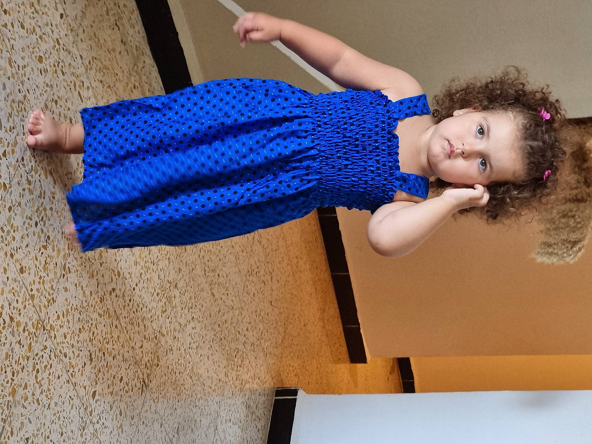 Sally participe au concours pour gagner de l'argent avec cette photo : azure, elbow, electric_blue, fashion_design, finger, flash_photography, flooring, happy, human_body, human_leg, joint, knee, leisure, neck, person, shoulder, thigh, trunk, waist, wood