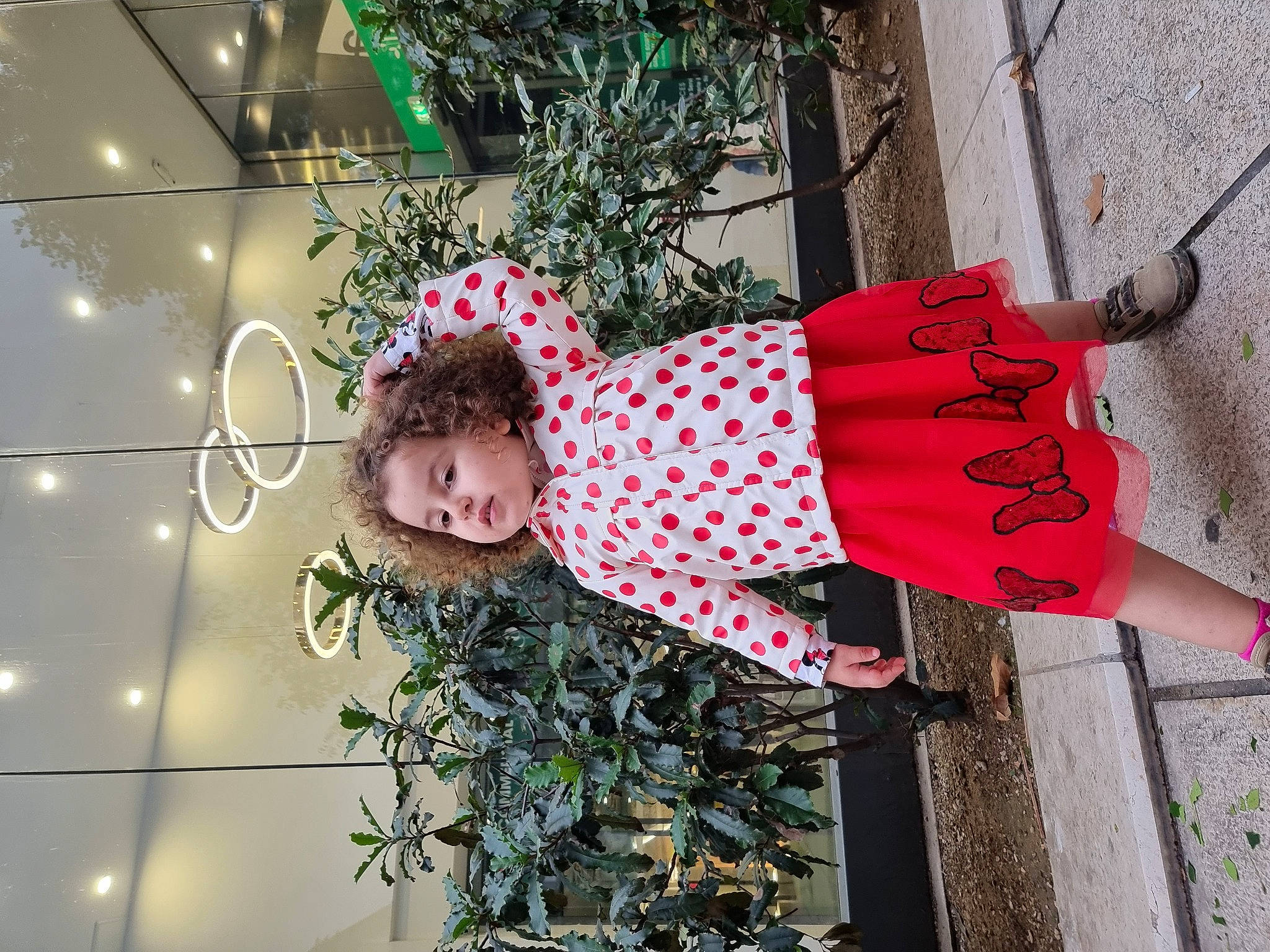 Sally participe au concours pour gagner de l'argent avec cette photo : child, christmas_ornament, event, fir, fun, happy, holiday, human_leg, magenta, ornament, pattern, person, pink, plant, smile, toddler, tree, waist