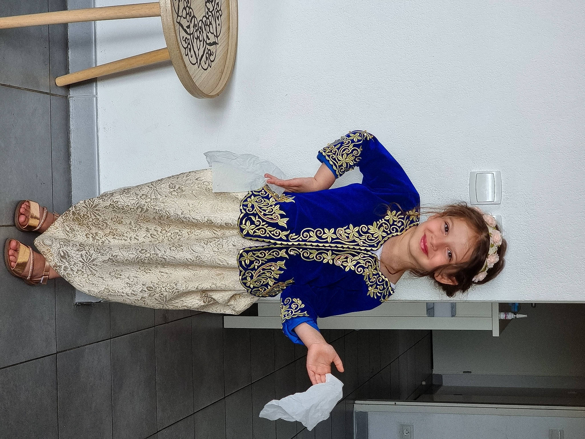 Marie participe au concours pour gagner de l'argent avec cette photo : elbow, electric_blue, fashion_design, flooring, fun, happy, hat, human_leg, joy, knee, metal, pattern, person, sandal, sleeve, smile, thigh, visual_arts, waist, wood