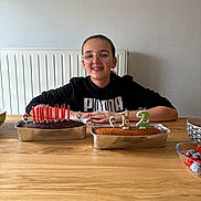 Lylou a rejoint le concours — aidez-le/la à gagner de superbes lots ! birthday, black_clothing, bowl, braces, cake, candles, celebration, child, dessert, food, glasses, happy, home, indoor, person, radiator, smile, table, treats, wooden_table