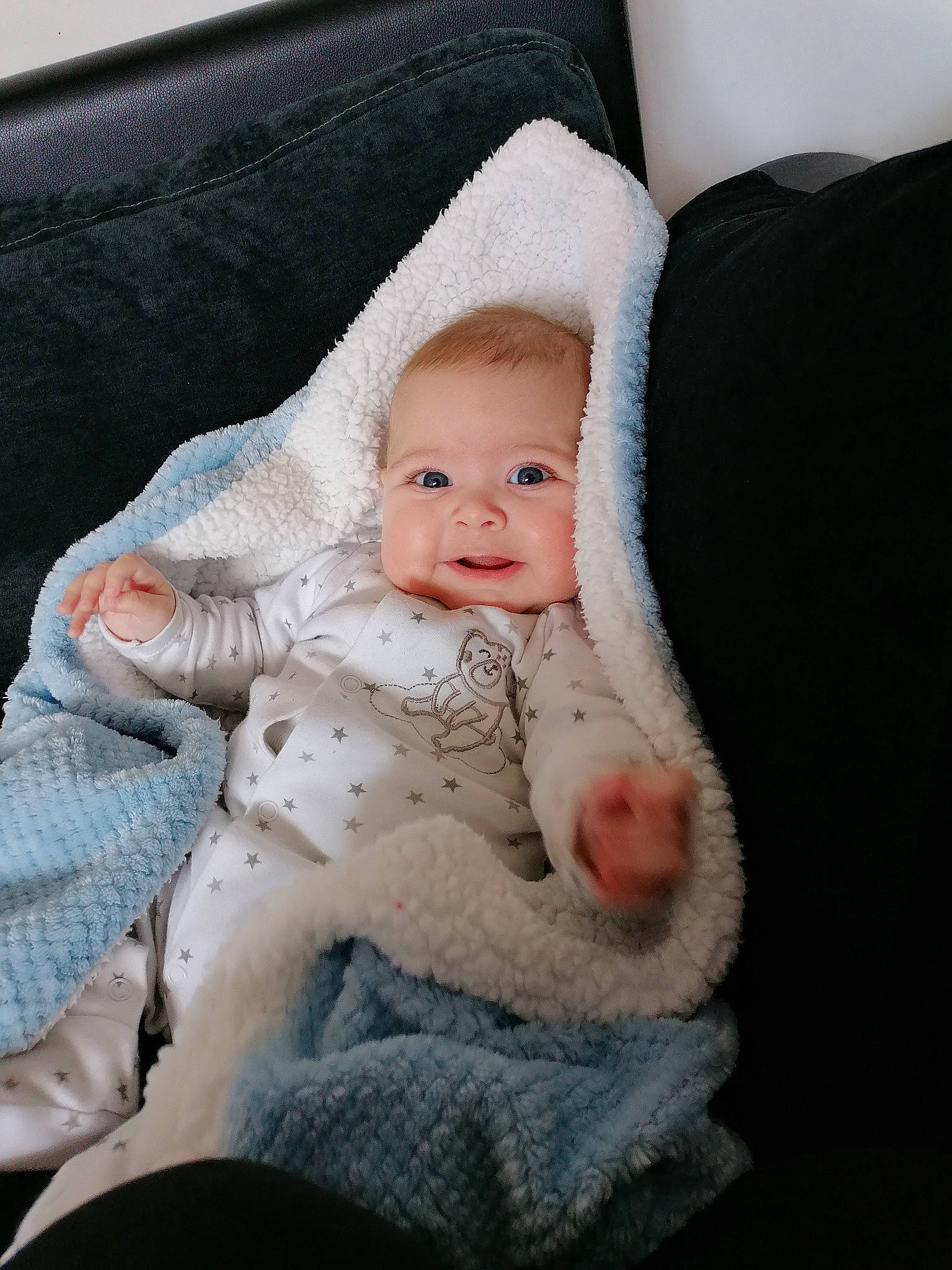 Kaylie a rejoint le concours — aidez-le/la à gagner de superbes lots ! baby, cheek, child, comfort, eye, face, head, linens, person, skin, textile, toddler