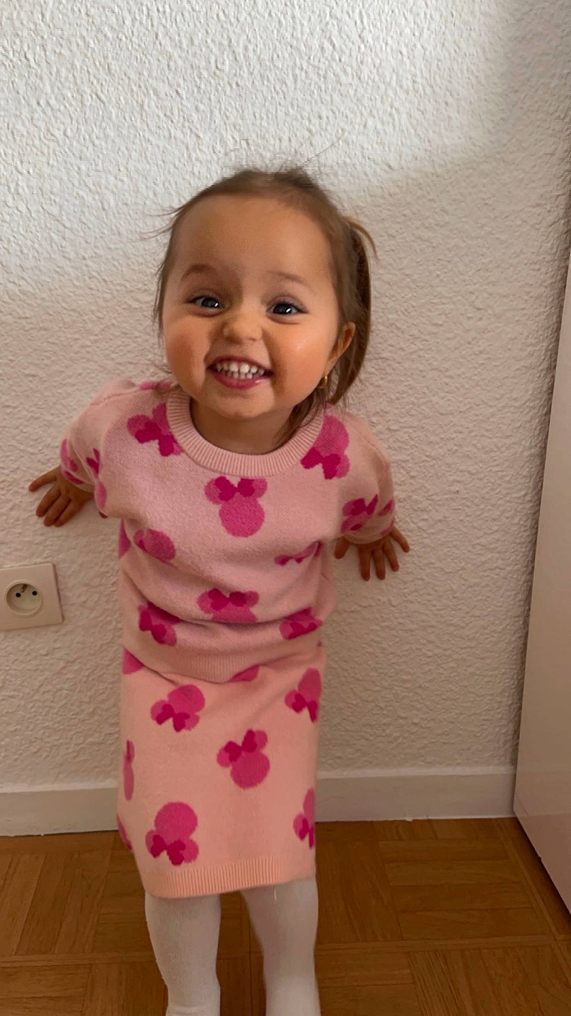 Talya participe au concours pour gagner de l'argent avec cette photo : arm, baby_toddler_clothing, cheek, dress, eye, face, facial_expression, hair, hairstyle, hand, happy, head, human_body, joy, lip, nose, person, purple, shoulder, skin