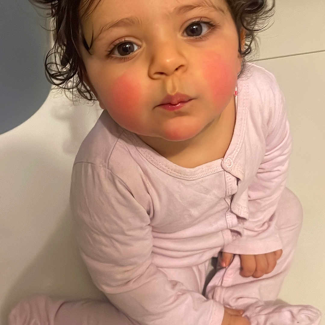 Jade a rejoint le concours — aidez-le/la à gagner de superbes lots ! accessories, baby, bodypart, clothing, face, finger, hand, happy, hardwood, head, longsleeve, pants, person, photography, portrait, sitting, sleeve, smile, tile, wood