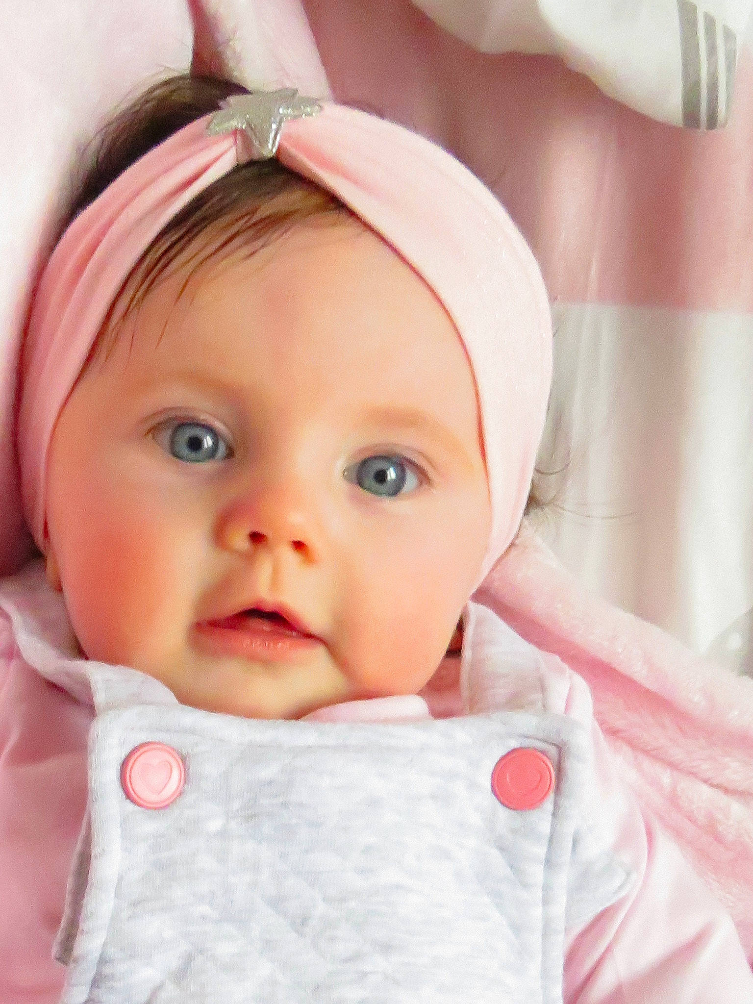 Kayline a rejoint le concours — aidez-le/la à gagner de superbes lots ! baby, baby_toddler_clothing, cheek, chin, ear, eye, eyebrow, eyelash, face, finger, happy, headwear, iris, lip, mouth, neck, nose, person, pink, skin