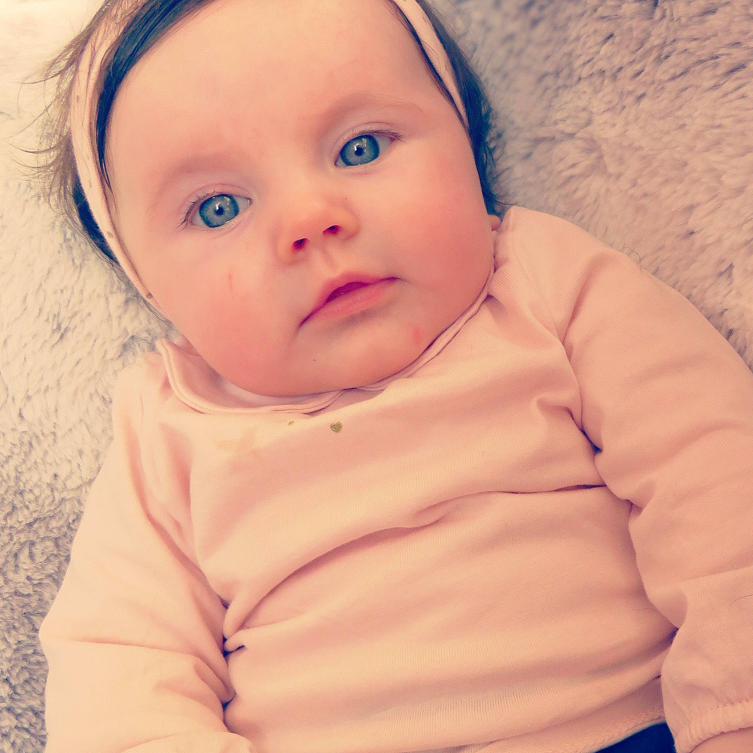 Kayline a rejoint le concours — aidez-le/la à gagner de superbes lots ! baby, baby_making_funny_faces, baby_toddler_clothing, cheek, child, collar, comfort, ear, eyebrow, eyelash, fun, happy, headwear, linens, lip, nose, person, portrait_photography, selfie, sitting