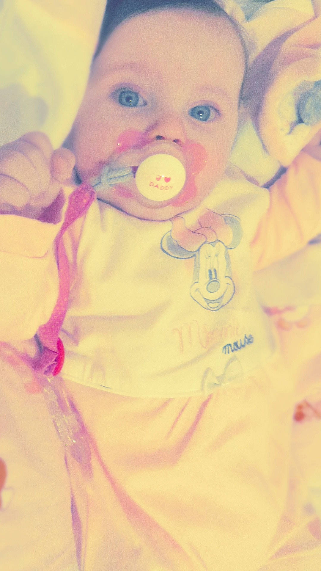 Kayline a rejoint le concours — aidez-le/la à gagner de superbes lots ! baby, baby_products, baby_toddler_clothing, bottle, cheek, child, drinkware, eyelash, happy, lip, nose, orange, peach, person, pink, skin, sleeve, t_shirt, toddler, white