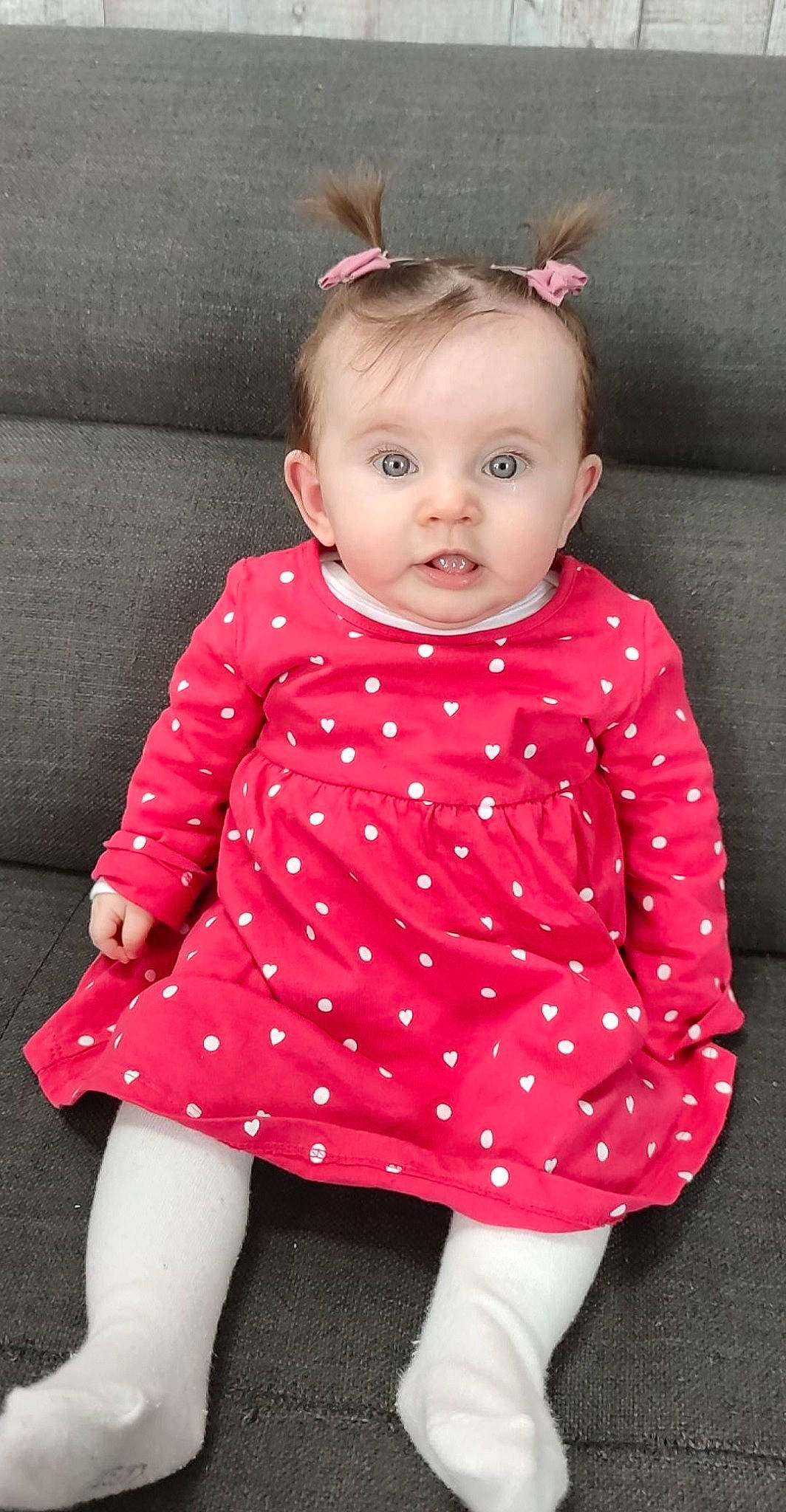 Kayline a rejoint le concours — aidez-le/la à gagner de superbes lots ! arm, baby, baby_toddler_clothing, collar, dress, hair, happy, head, jeans, joint, neck, outerwear, person, pink, skin, sleeve, smile, standing, textile, toddler