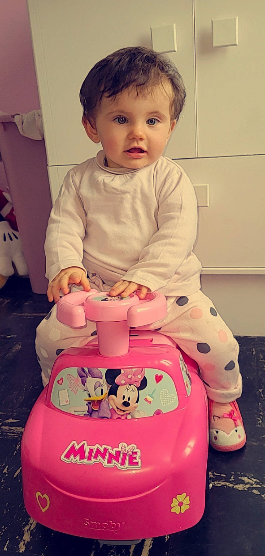 Kayline participe au concours pour gagner de l'argent avec cette photo : baby, baby_products, baby_toddler_clothing, beauty, cheek, child, drinkware, facial_expression, fun, happy, magenta, organ, person, pink, riding_toy, sitting, skin, sleeve, t_shirt, toddler