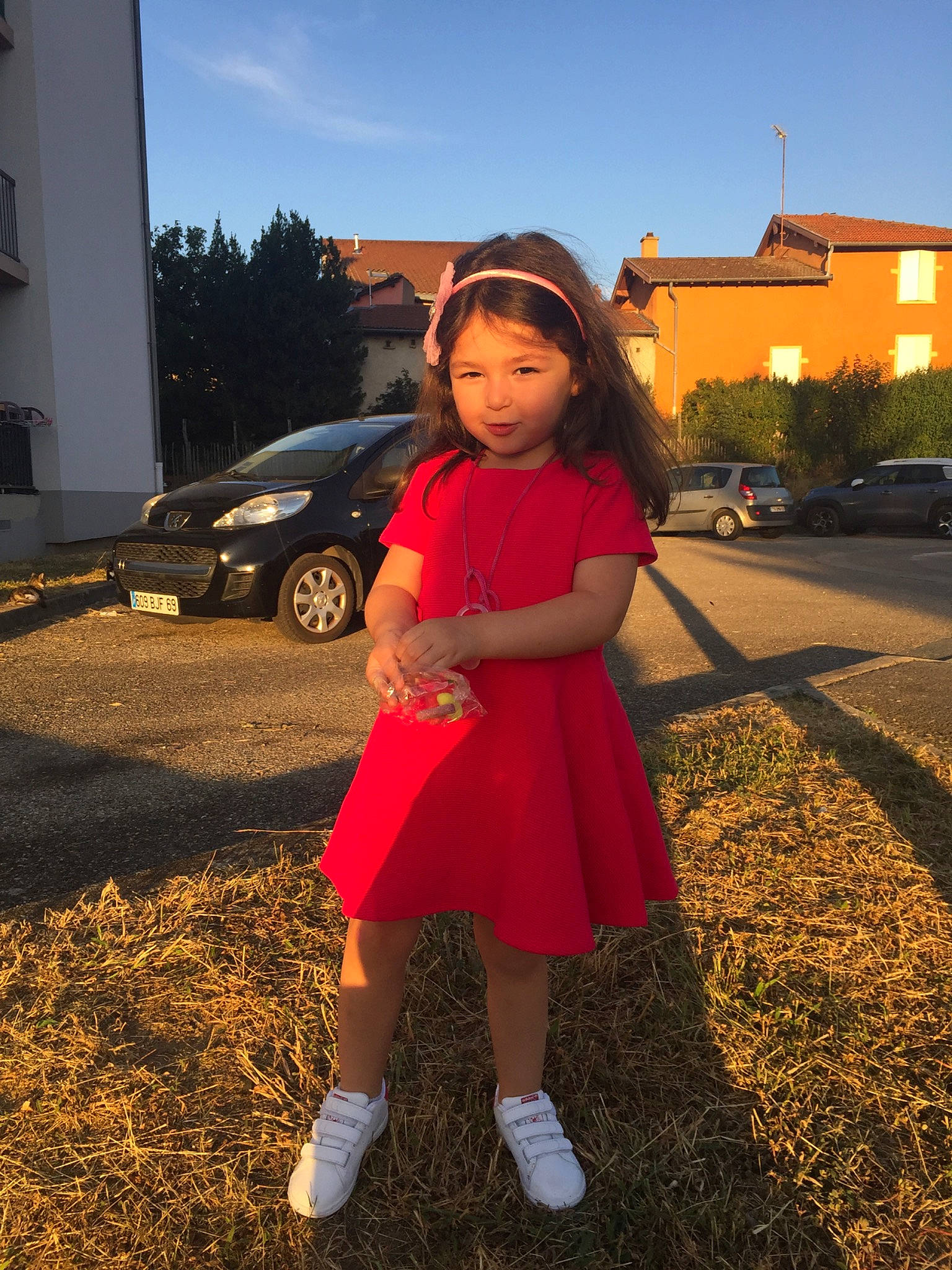 Lahna participe au concours pour gagner de l'argent avec cette photo : car, child, costume, dress, footwear, leg, person, photography, pink, plant, shoe, sky, snapshot, tree, vacation