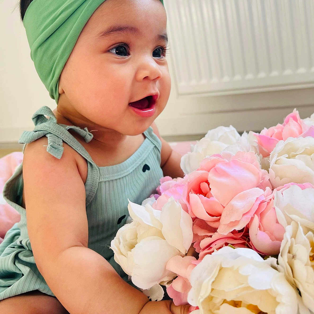 Kaycee a rejoint le concours — aidez-le/la à gagner de superbes lots ! accessories, baby, clothing, dress, face, flower, flowerarrangement, flowerbouquet, happy, head, headband, peony, people, person, petal, photography, plant, portrait, rose, sitting