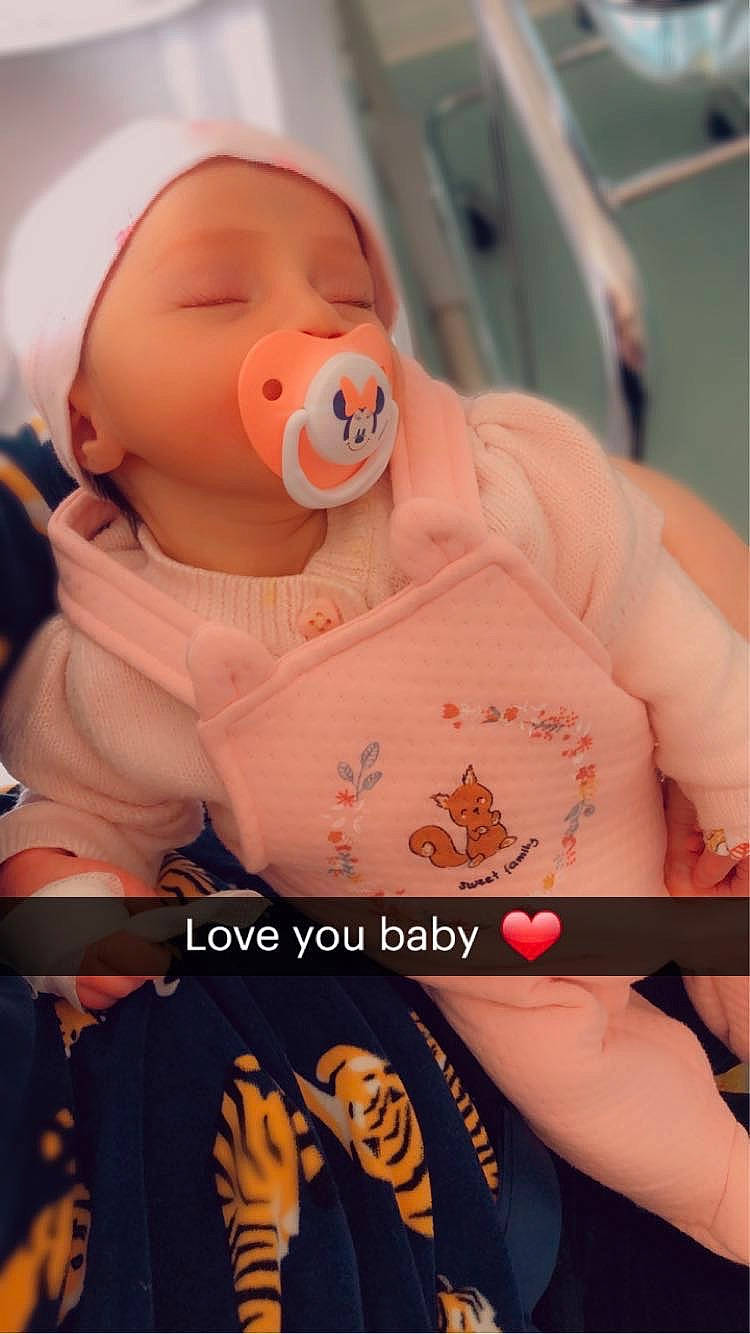 Kamilla a rejoint le concours — aidez-le/la à gagner de superbes lots ! action_figure, animated_cartoon, animation, baby_toys, chest, child, contact_sport, entertainment, fictional_character, figurine, font, fun, gesture, happy, person, photo_caption, pink, plush, stuffed_toy, teddy_bear