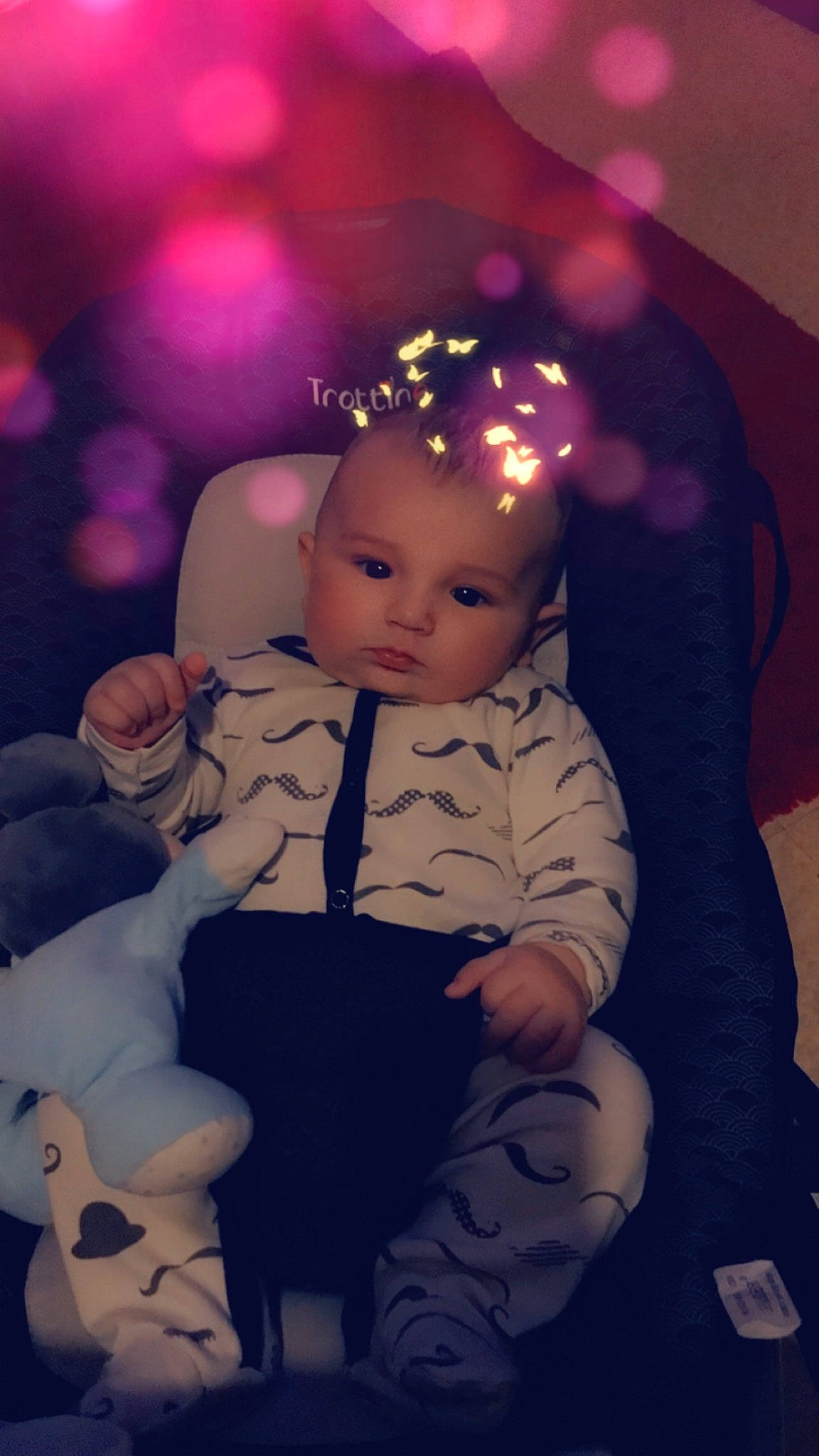 Sohan a rejoint le concours — aidez-le/la à gagner de superbes lots ! baby, baby_toddler_clothing, child, christmas, event, eye, facial_expression, flash_photography, fun, hairstyle, happy, head, headband, headpiece, iris, person, purple, sitting, skin, toddler