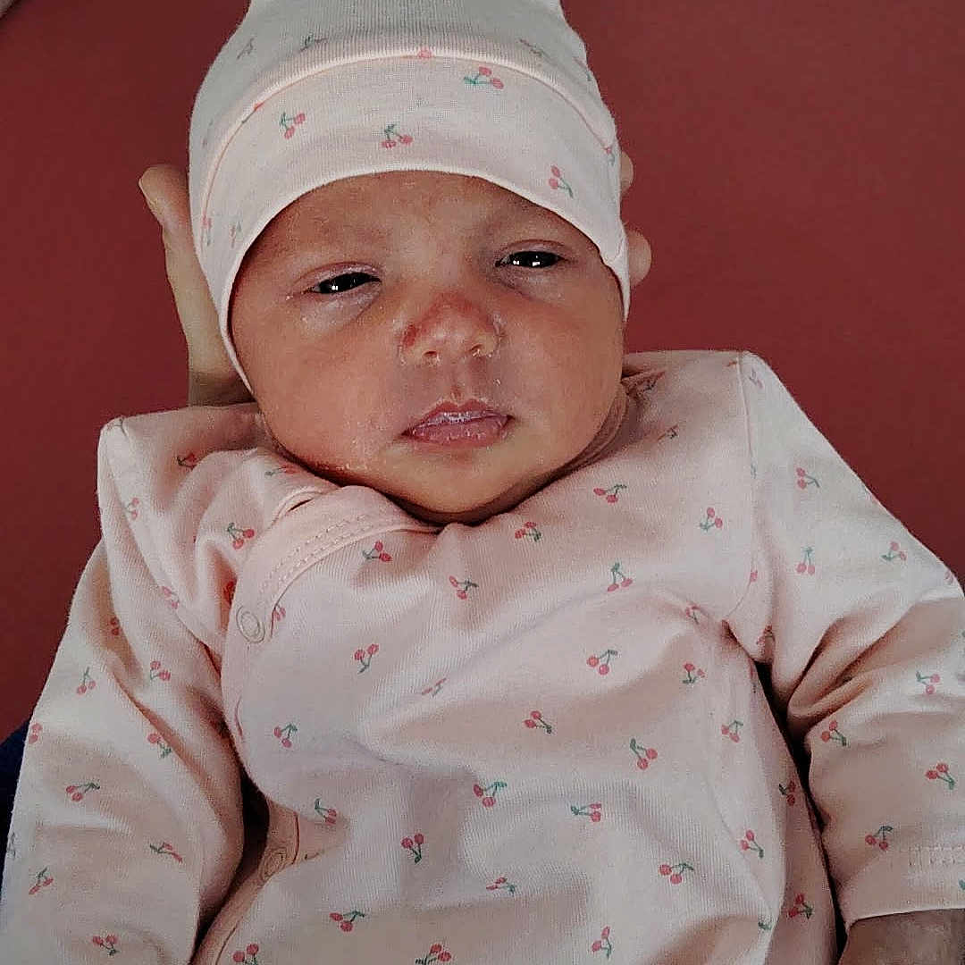 Mayssiana a rejoint le concours — aidez-le/la à gagner de superbes lots ! baby, cherry, child, clothing, cute, face, floor, hand, hat, hospital, indoor, infant, newborn, onesie, pattern, person, portrait, skin, sleepy, support