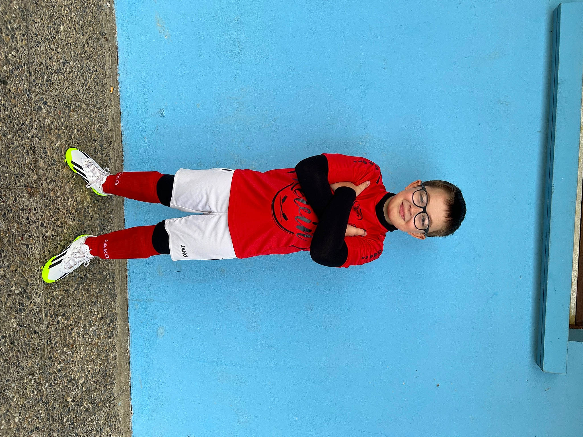 Matheo participe au concours pour gagner de l'argent avec cette photo : ball, carmine, elbow, electric_blue, human_leg, jersey, joy, knee, person, physical_fitness, player, recreation, shorts, sleeve, sock, sports, sports_equipment, sports_uniform, sportswear, sweatpant
