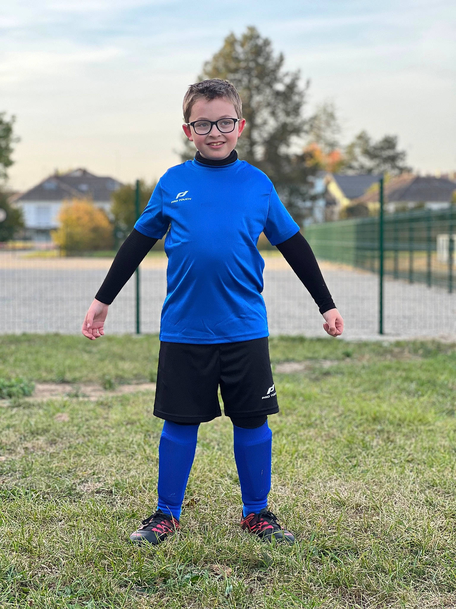 Matheo a rejoint le concours — aidez-le/la à gagner de superbes lots ! cloud, footwear, grass, grassland, jacket, jersey, joy, knee, leisure, people_in_nature, person, player, shorts, sky, sleeve, sneakers, soccer_ball, sports_equipment, sports_uniform, sportswear