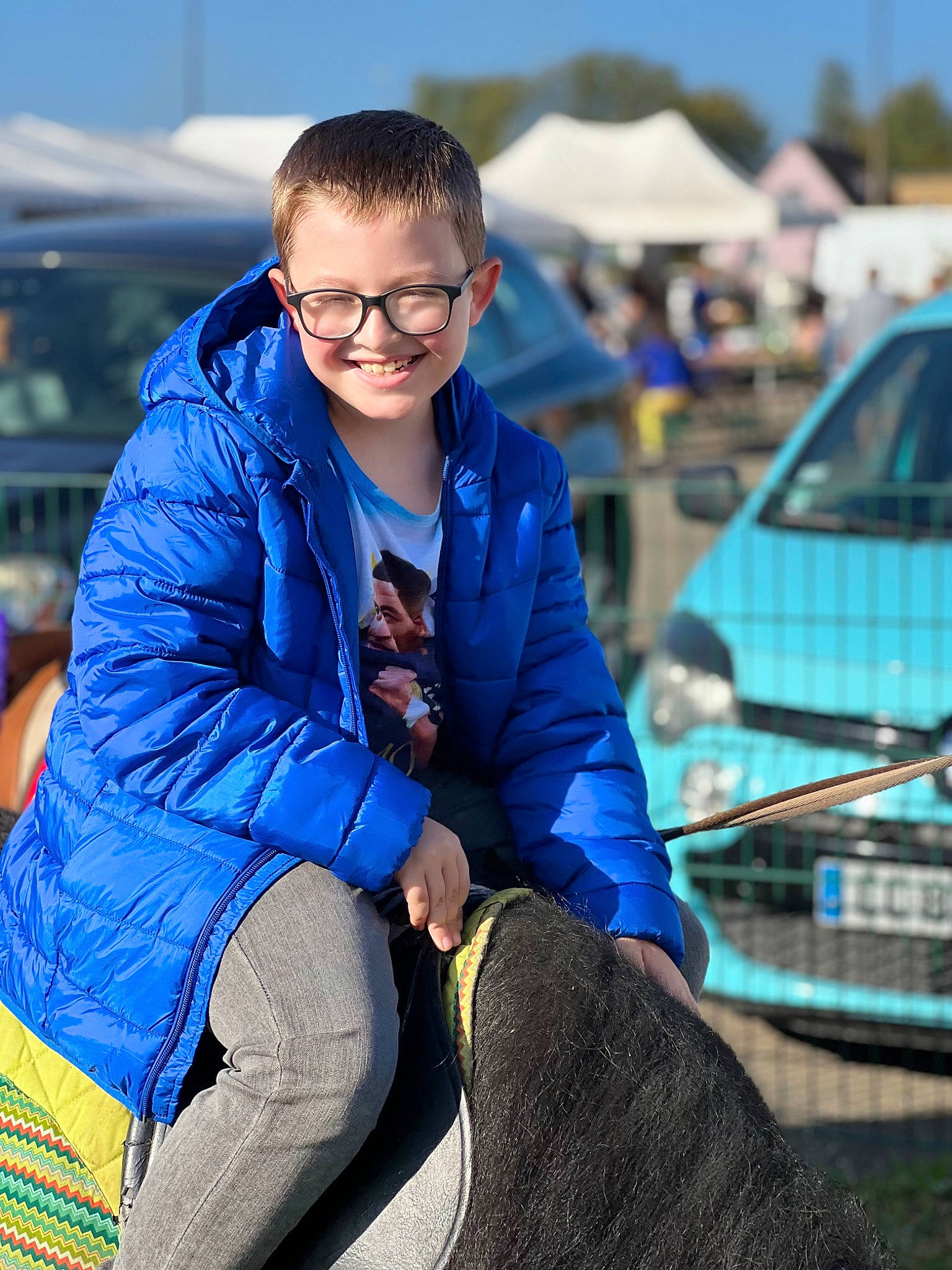 Matheo participe au concours pour gagner de l'argent avec cette photo : car, community, electric_blue, event, eyewear, fashion_accessory, fun, glasses, grass, happy, joy, leash, leisure, people, person, recreation, sitting, sky, smile, style