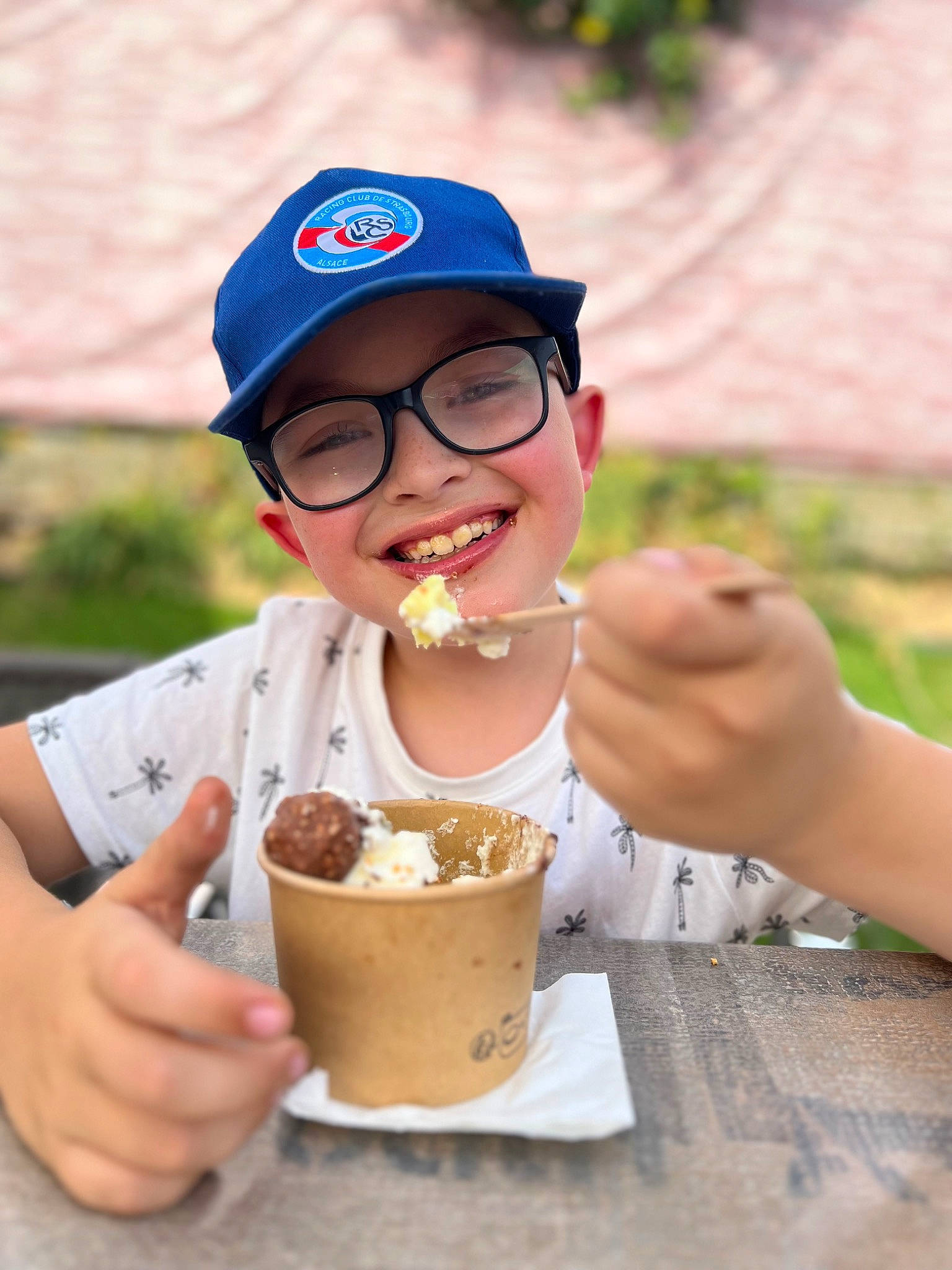 Matheo a rejoint le concours — aidez-le/la à gagner de superbes lots ! baseball_cap, cap, cuisine, dondurma, drink, eyewear, food, food_craving, fun, gelato, glasses, hand, happy, headwear, ice_cream, ice_cream_cone, ingredient, joy, person, plant