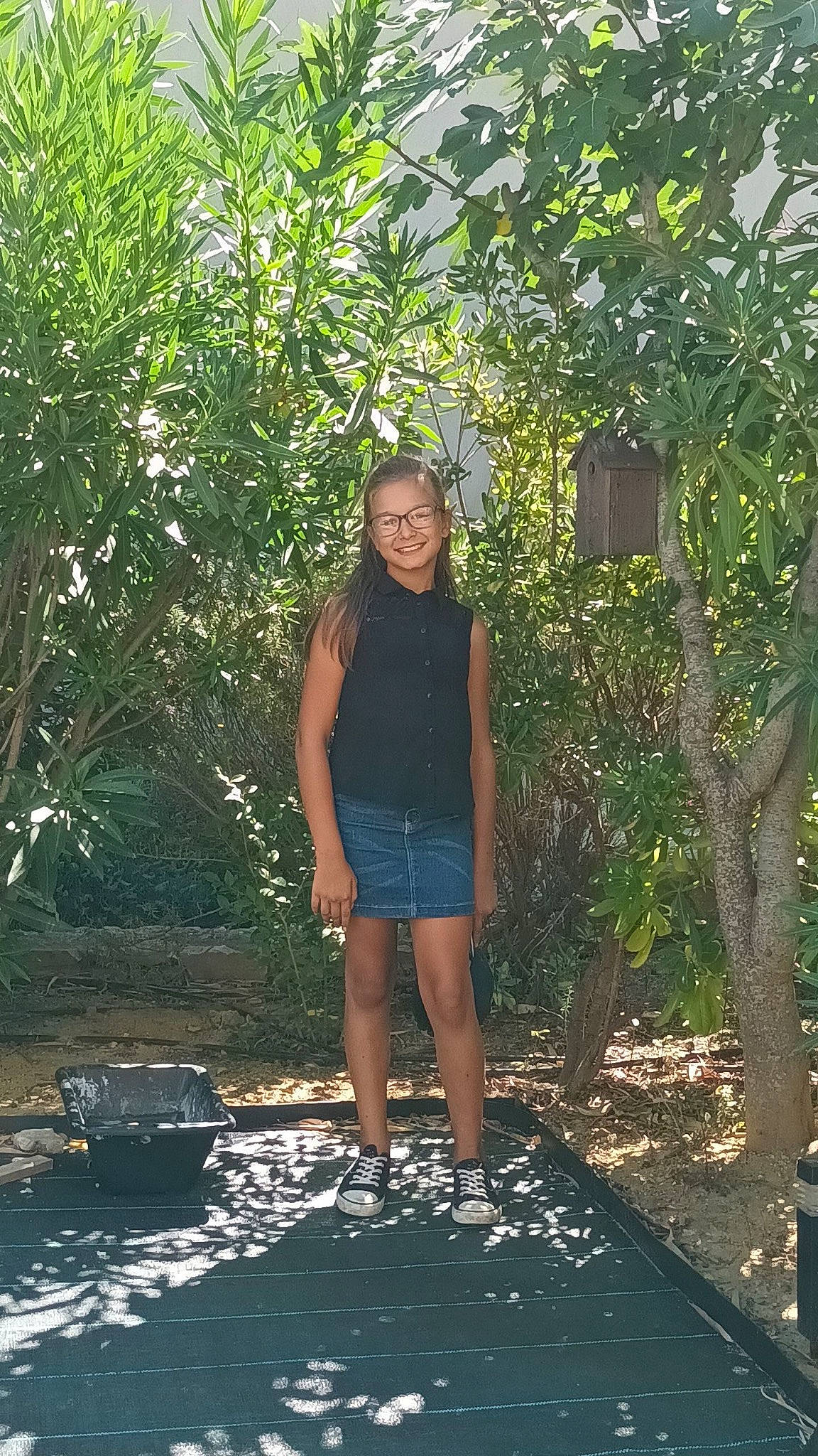 Samantha participe au concours pour gagner de l'argent avec cette photo : botany, electric_blue, fun, grass, happy, hat, joy, leaf, leisure, morning, nature, people_in_nature, person, plant, smile, summer, sunlight, thigh, tints_and_shades, tree