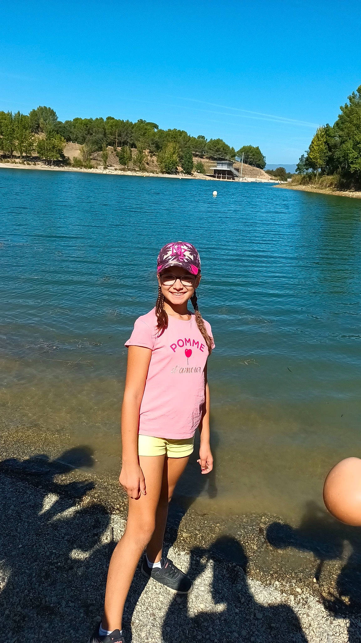 Samantha participe au concours pour gagner de l'argent avec cette photo : beach, beauty, cool, fun, happy, headwear, human_leg, joy, knee, lake, landscape, leisure, person, personal_protective_equipment, recreation, shorts, sky, smile, summer, thigh