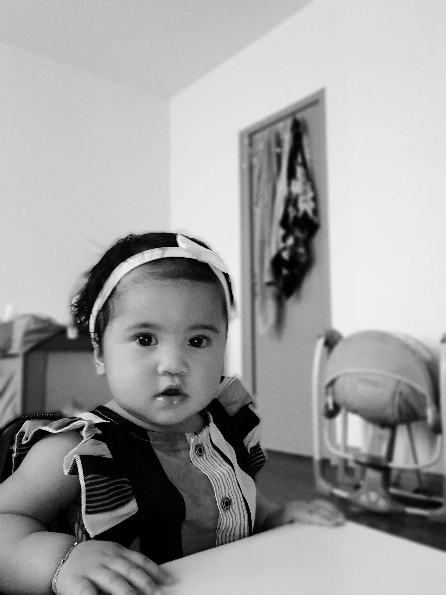 Aliikai a rejoint le concours — aidez-le/la à gagner de superbes lots ! audio_equipment, baby, black_and_white, chair, child, fashion_accessory, flash_photography, fun, happy, hearing, monochrome, monochrome_photography, person, personal_protective_equipment, picture_frame, portrait_photography, room, sitting, stock_photography, style