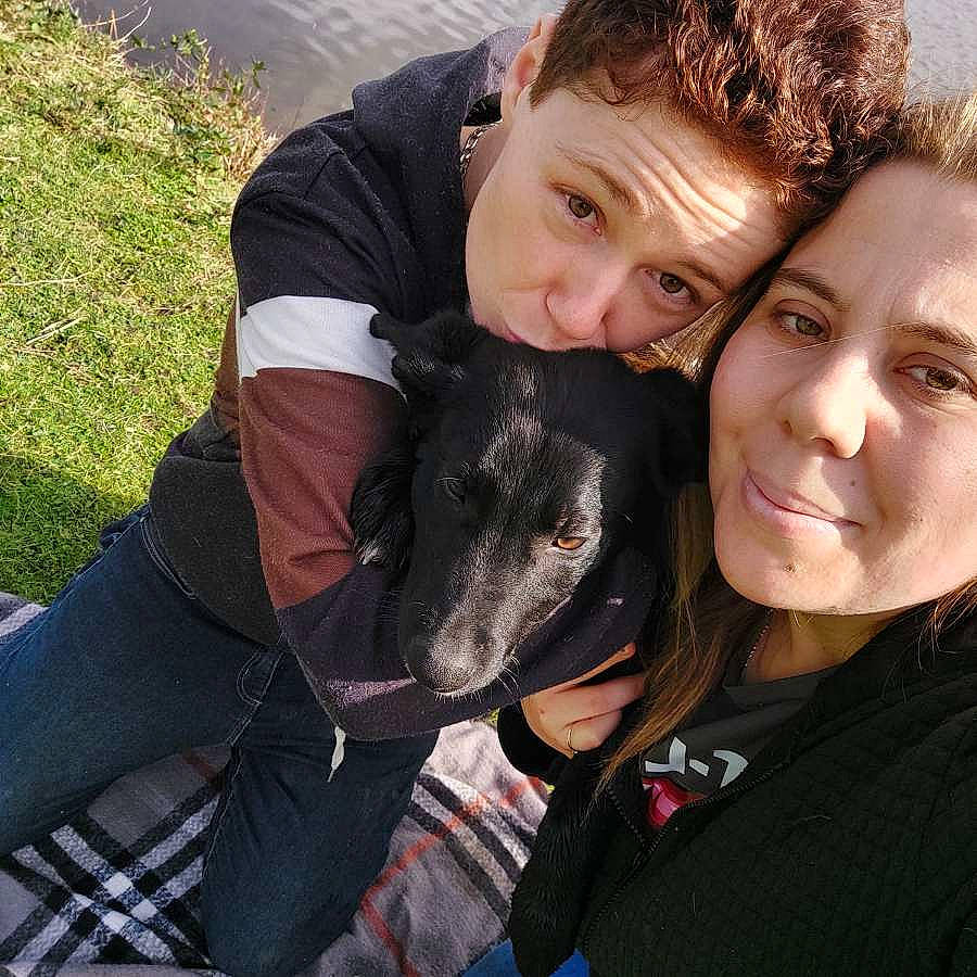 Moka participe au concours pour gagner de l'argent avec cette photo : canidae, carnivore, companion_dog, dog, dog_breed, fun, fur, gesture, grass, guard_dog, happy, hug, hunting_dog, laugh, leisure, pointing_breed, selfie, smile, sporting_group, working_animal