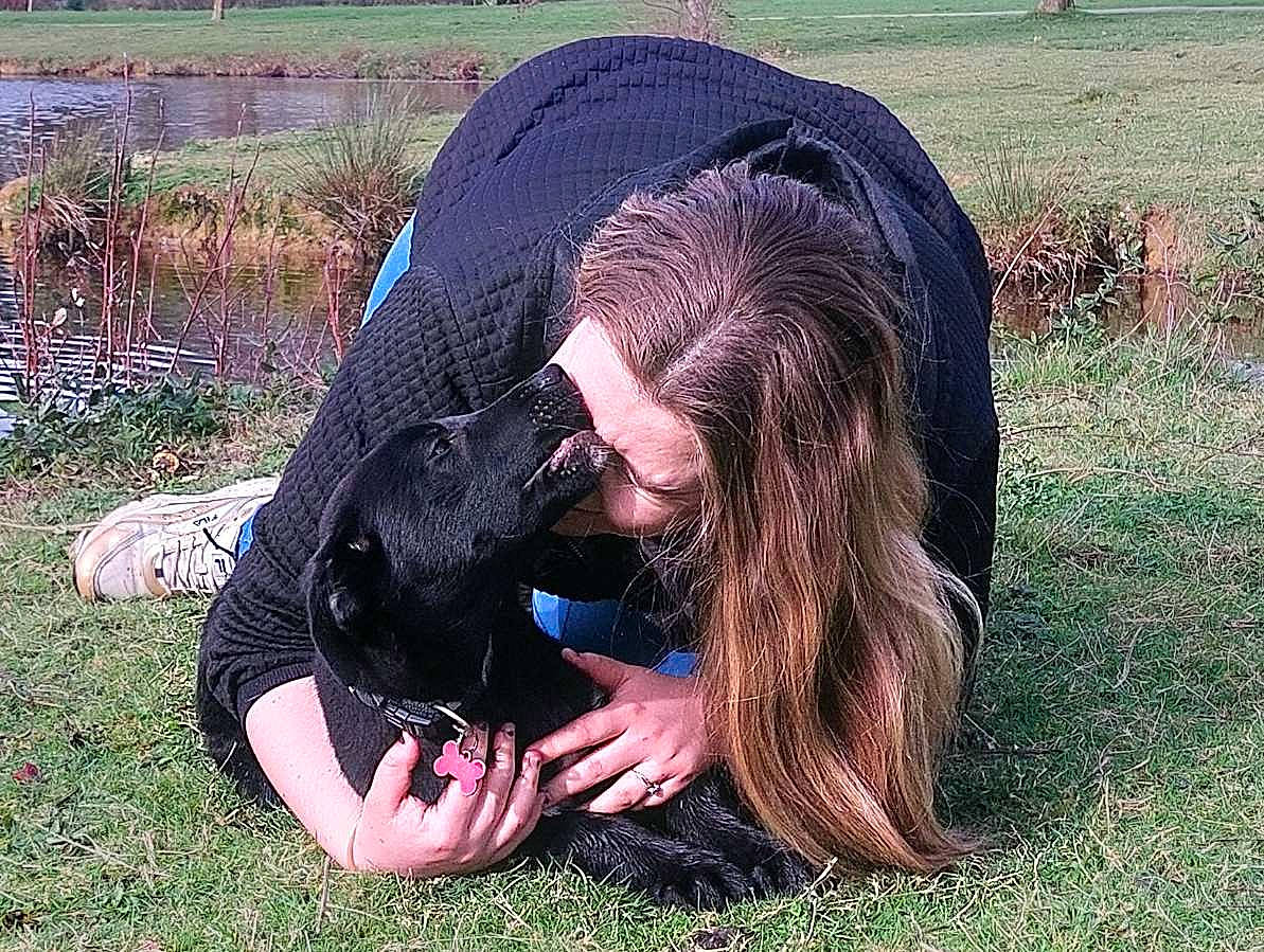 Moka a rejoint le concours — aidez-le/la à gagner de superbes lots ! beard, black_hair, eyewear, fashion_accessory, fun, grass, grass_family, grassland, happy, human_leg, landscape, leisure, long_hair, people_in_nature, personal_protective_equipment, plant, sitting, soil, sporting_group, sunglasses