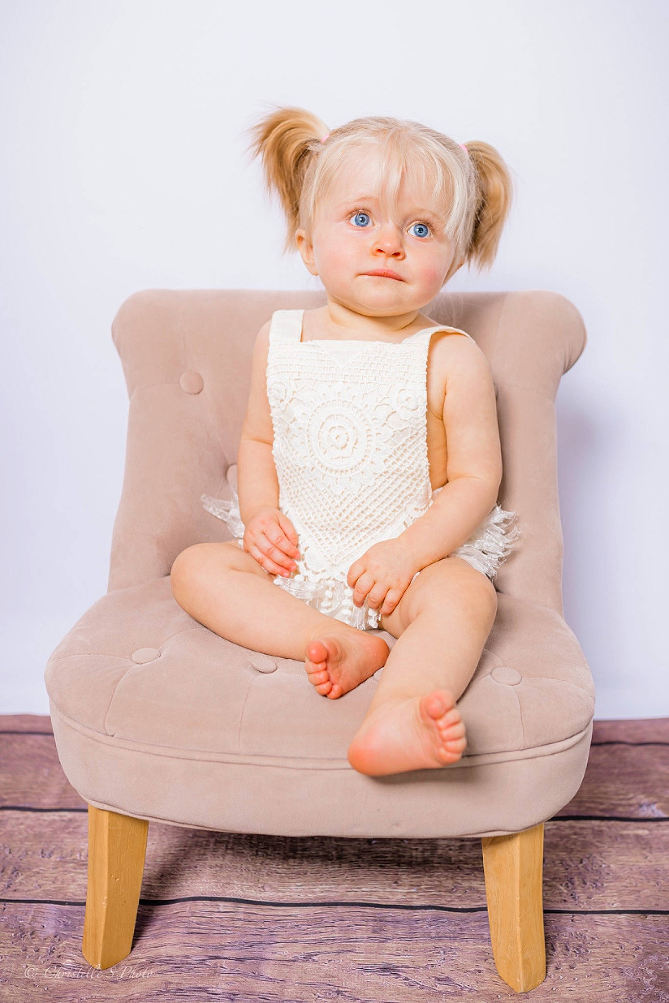 Anya a rejoint le concours — aidez-le/la à gagner de superbes lots ! arm, comfort, day_dress, dress, eyelash, fashion_design, flash_photography, hair, hand, human_body, knee, leg, lip, neck, person, pink, shoulder, skin, thigh, toy