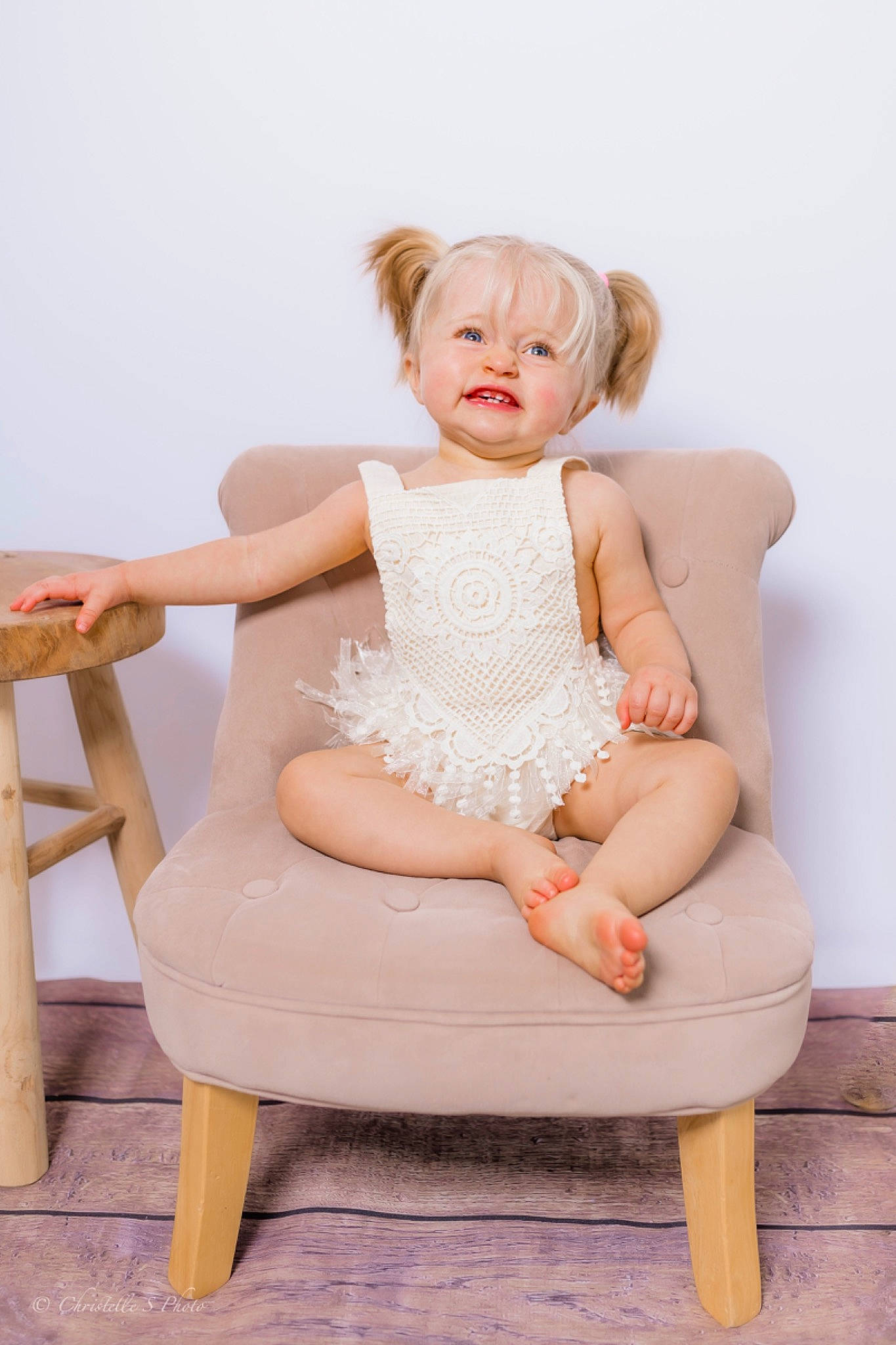 Anya a rejoint le concours — aidez-le/la à gagner de superbes lots ! comfort, day_dress, dress, fashion_design, finger, flash_photography, foot, happy, human_leg, joint, knee, leg, lip, long_hair, neck, person, pink, skin, thigh, waist