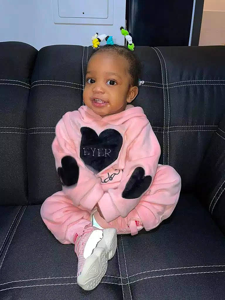 Emilie a rejoint le concours — aidez-le/la à gagner de superbes lots ! baby, baby_toddler_clothing, car_seat, cheek, child, comfort, couch, face, flooring, human_body, linens, person, purple, sitting, skin, sleeve, smile, stuffed_toy, textile, thumb