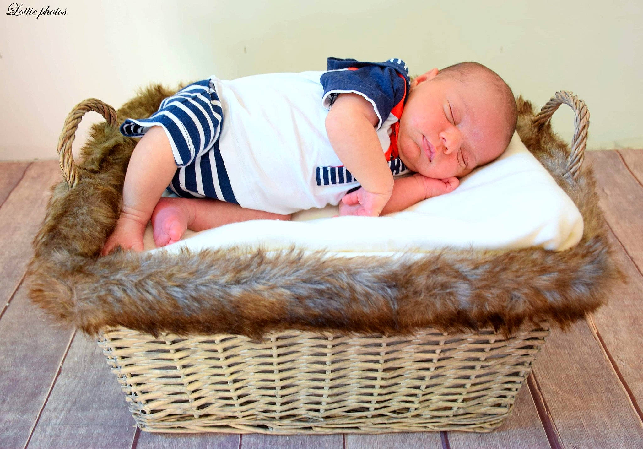 Flavien participe au concours pour gagner de l'argent avec cette photo : baby, baby_products, baby_sleeping, basket, child, comfort, fur, furniture, infant_bed, nap, person, product, sleep, toddler, wicker