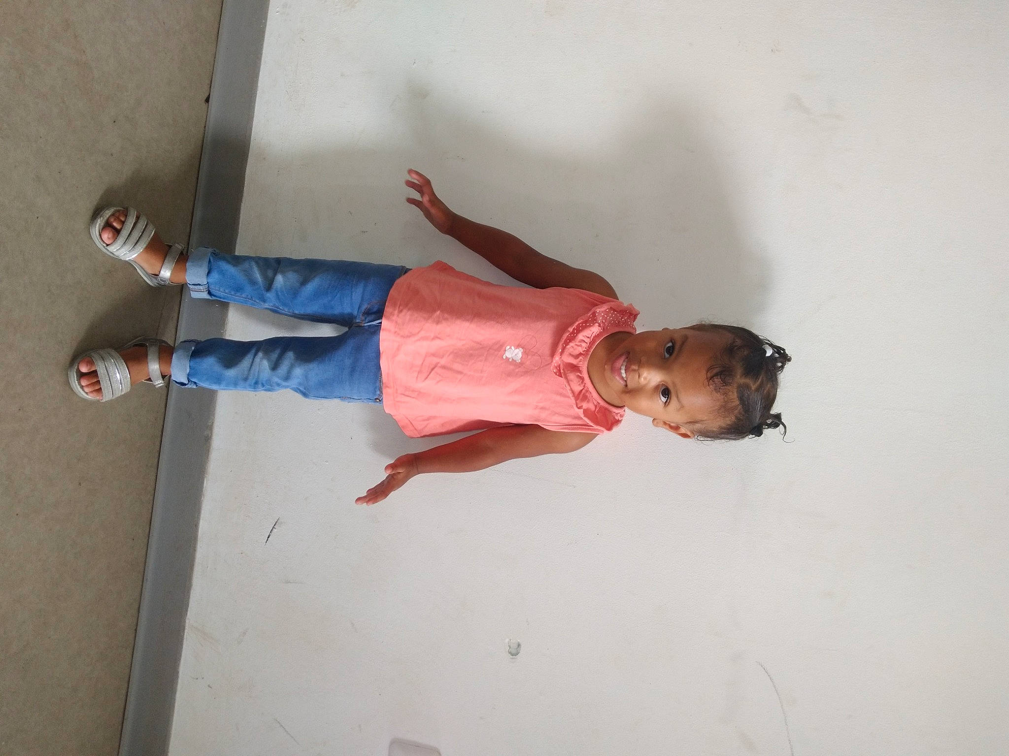 Thaïs participe au concours pour gagner de l'argent avec cette photo : baby, child, concrete, elbow, flooring, foot, fun, human_leg, joy, knee, person, plaster, recreation, room, sandal, smile, textile, thigh, toddler, waist