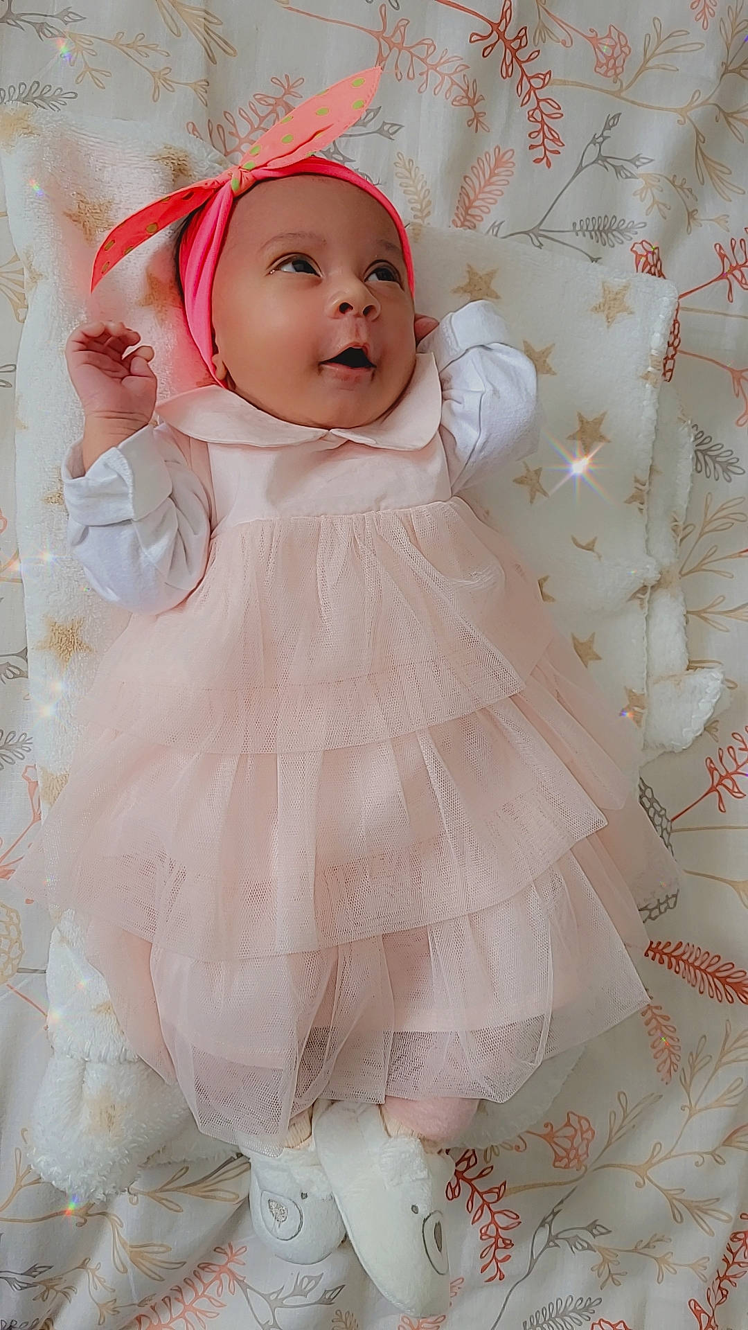 Gracy a rejoint le concours — aidez-le/la à gagner de superbes lots ! art, baby, baby_toddler_clothing, bridal_accessory, child, dress, embellishment, fashion_accessory, fur, happy, headgear, headpiece, headwear, linens, outerwear, pattern, peach, person, petal, pink