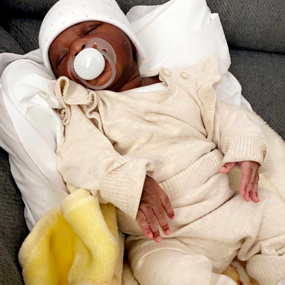Kenaya participe au concours pour gagner de l'argent avec cette photo : baby_sleeping, bed_sheet, bedding, bedtime, child, comfort, hat, human_leg, linens, nap, peach, personal_protective_equipment, room, sleep, sleeve, textile, thigh, throw_pillow, white