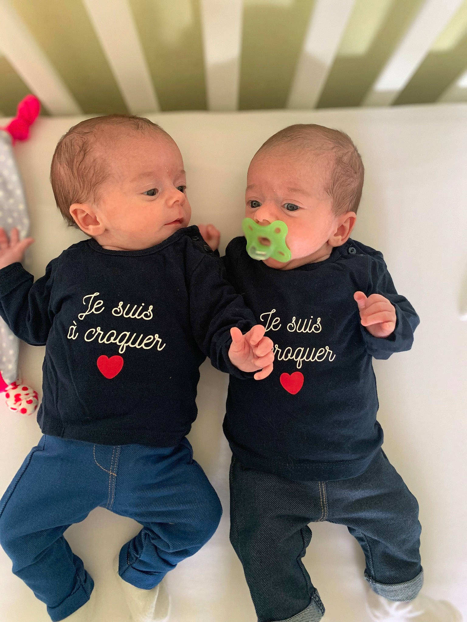 Mia Emy a rejoint le concours — aidez-le/la à gagner de superbes lots ! abdomen, baby, baby_toddler_clothing, child, comfort, fun, gesture, happy, joint, leg, pattern, person, product, skin, sleeve, sportswear, standing, t_shirt, toddler, trunk