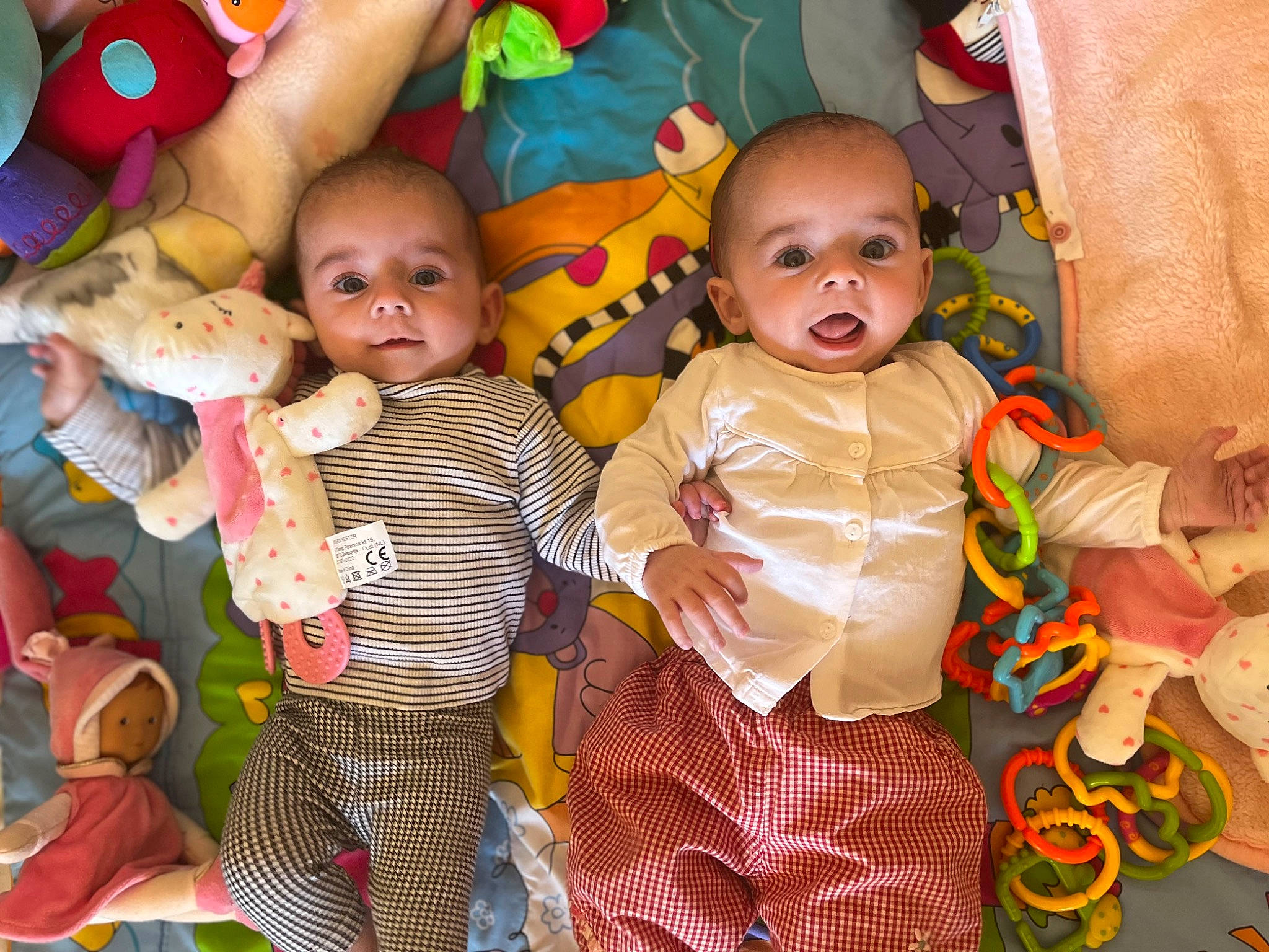 Mia Emy a rejoint le concours — aidez-le/la à gagner de superbes lots ! adaptation, baby, baby_toddler_clothing, cheek, child, event, facial_expression, fun, happy, head, iris, person, play, product, room, sharing, sitting, skin, textile, toddler