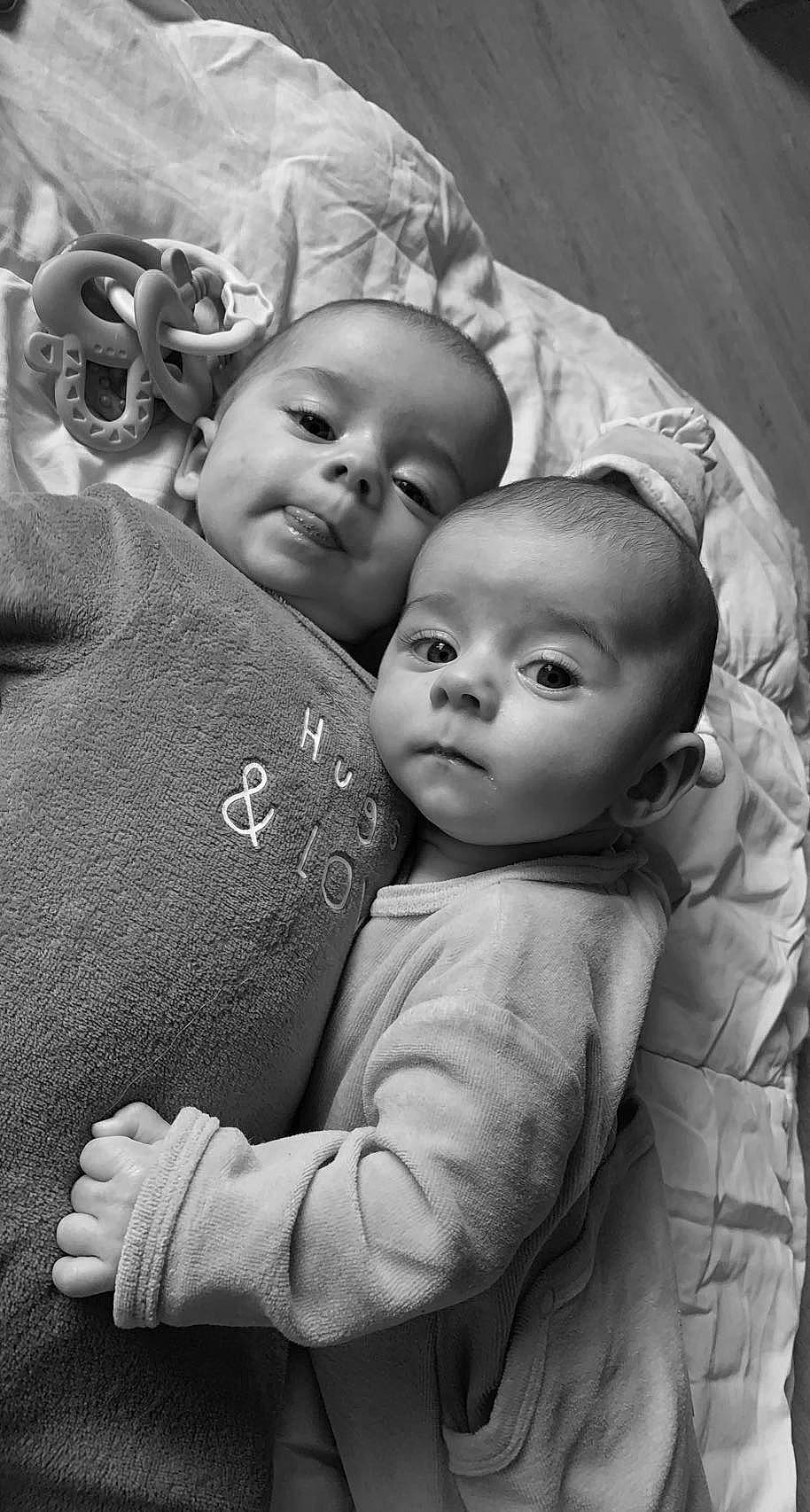 Mia Emy participe au concours pour gagner de l'argent avec cette photo : black, black_and_white, cheek, eye, face, facial_expression, hairstyle, hand, happy, human, human_body, iris, mouth, nose, organ, person, photograph, skin, smile, standing