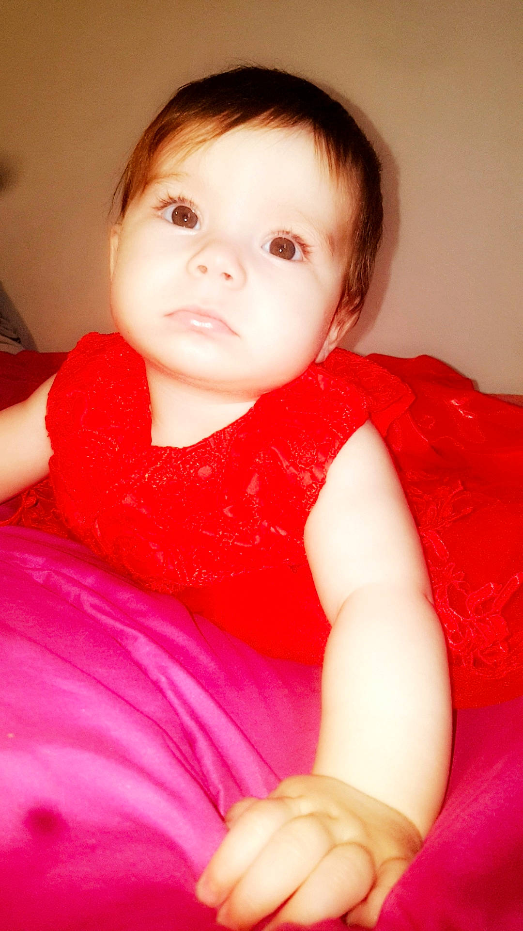Maëlys participe au concours pour gagner de l'argent avec cette photo : beauty, cheek, child, eye, face, finger, fun, girl, hand, happiness, human_hair_color, infant, lip, mouth, person, pink, red, sitting, skin, smile