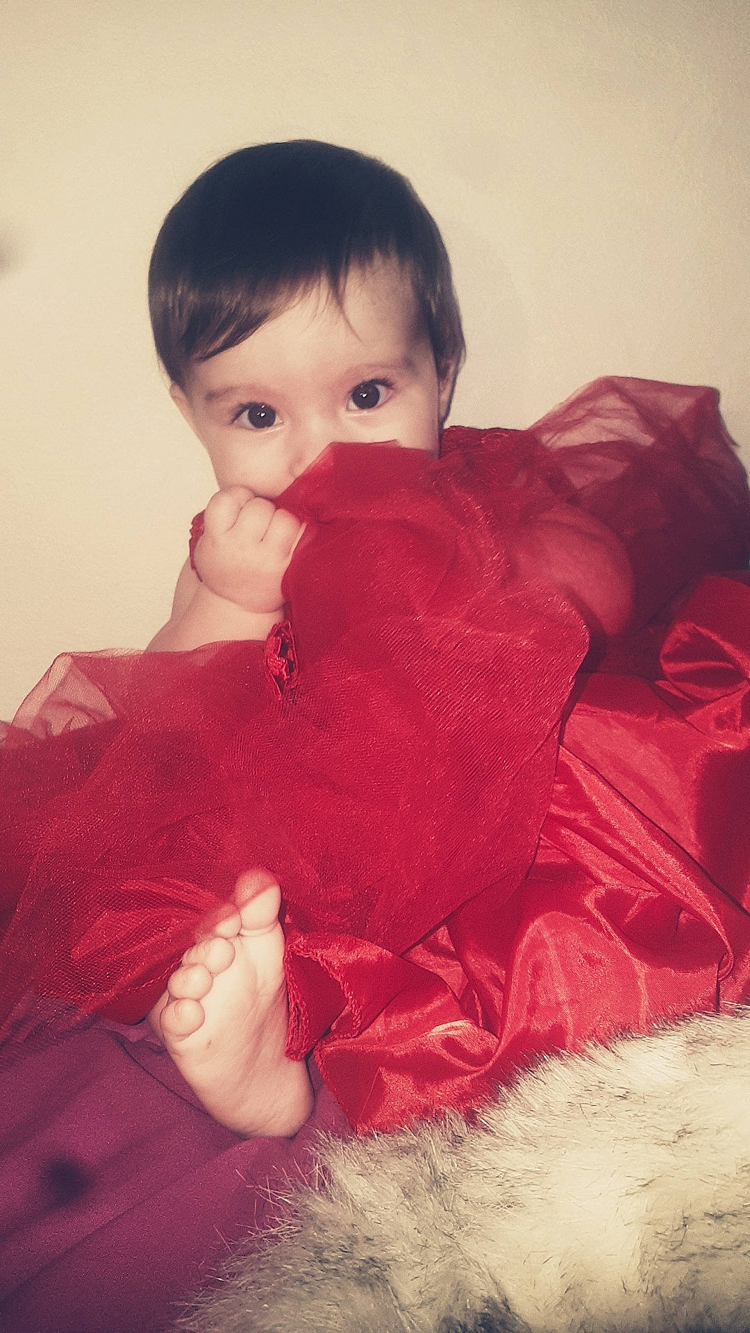 Maëlys a rejoint le concours — aidez-le/la à gagner de superbes lots ! beauty, black_hair, cheek, child, eye, girl, human, human_hair_color, infant, lip, nose, organ, outerwear, person, pink, portrait, red, shoulder, skin, textile